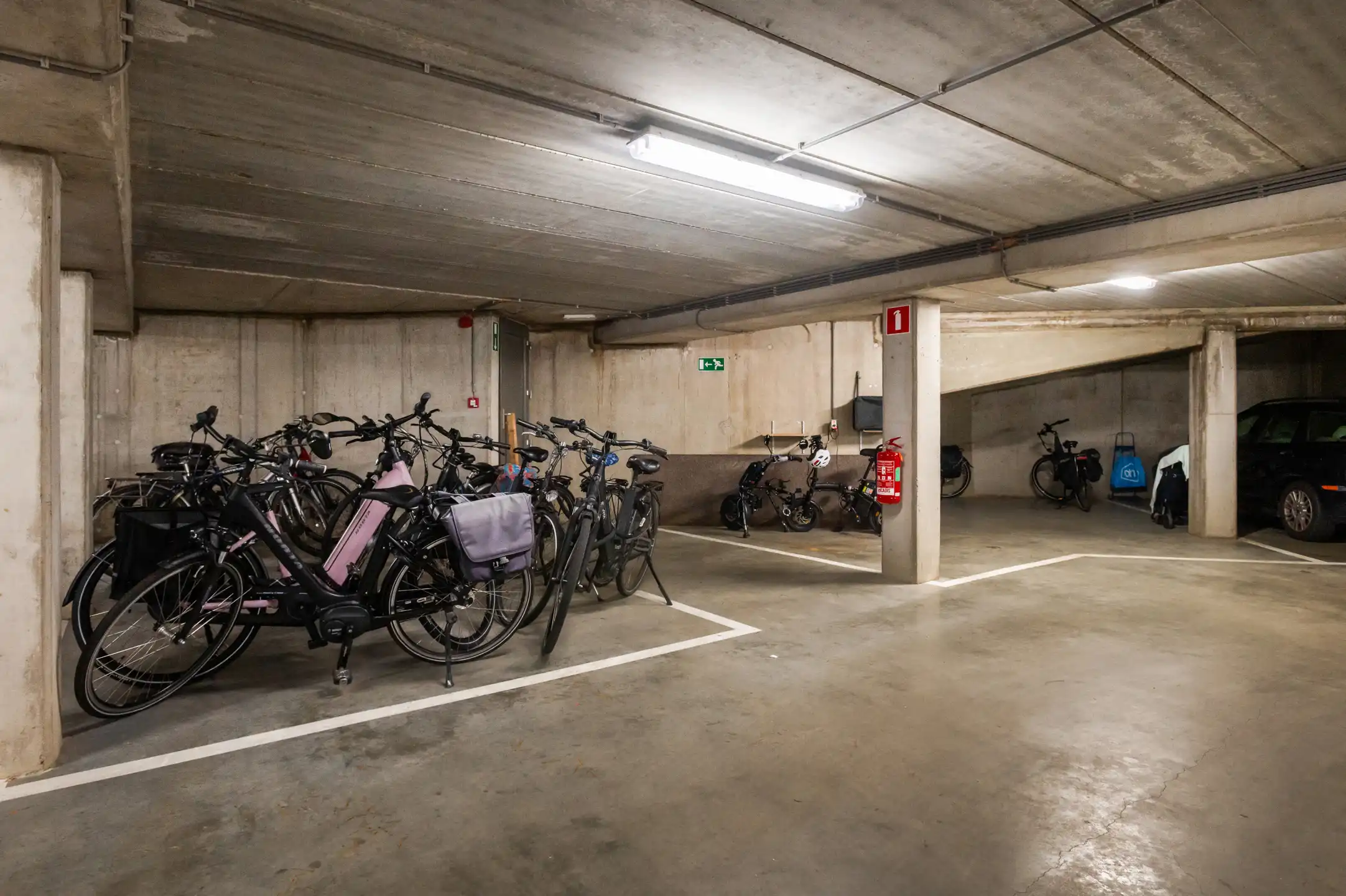 Recent twee-slaapkamer appartement met terras en garage foto 17