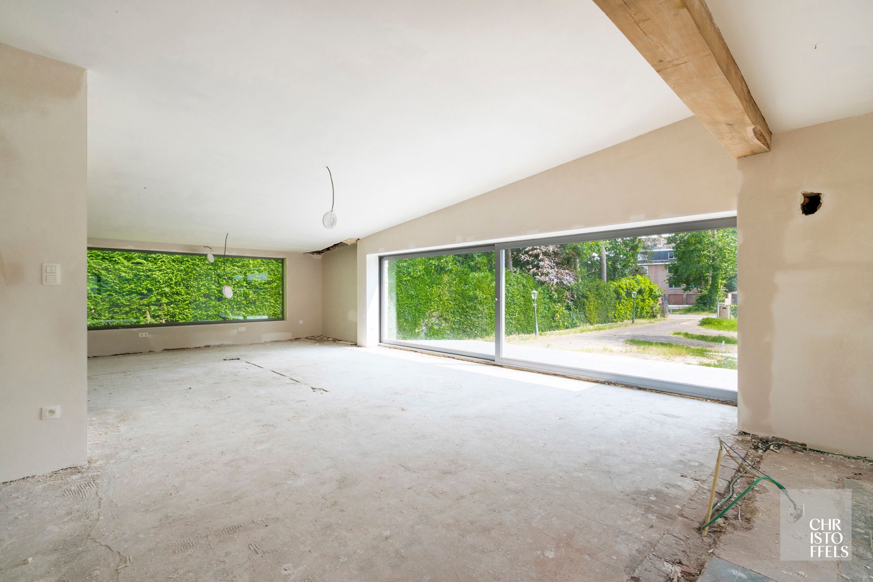 Deels gerenoveerde laagbouwvilla, residentieel gelegen in de bossen op een uitgestrekt perceel van 3.981m² foto 3