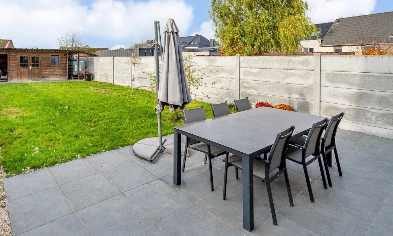 Moderne halfopen bebouwing met garage en tuin foto 12