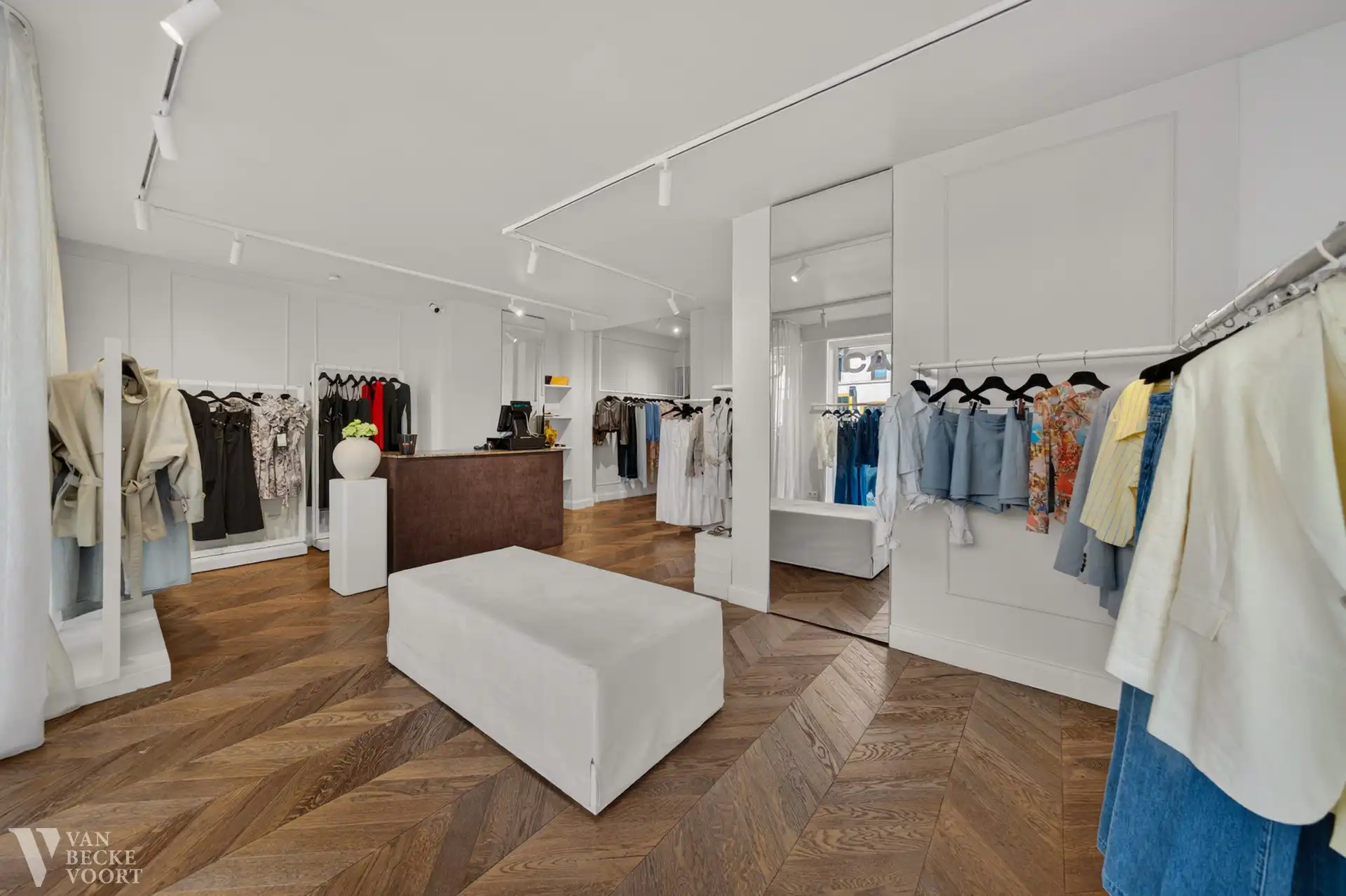 Esthetisch winkel op druk kruispunt Oostende foto 2