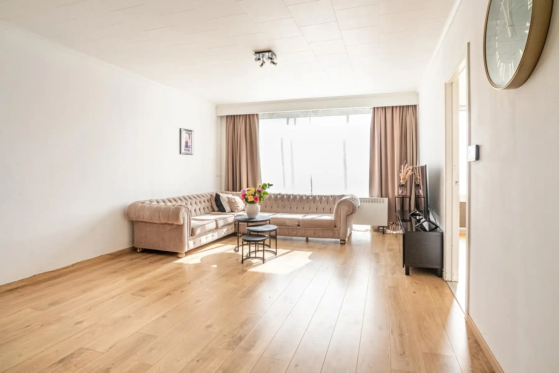 Ruim 2-slaapkamer appartement met garage en potentieel foto 4