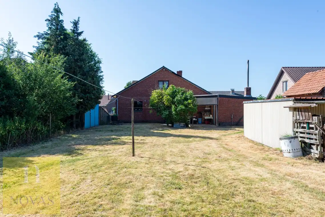 Landelijk gelegen woning op een perceel van 15 are, 23m straatbreedte foto 5