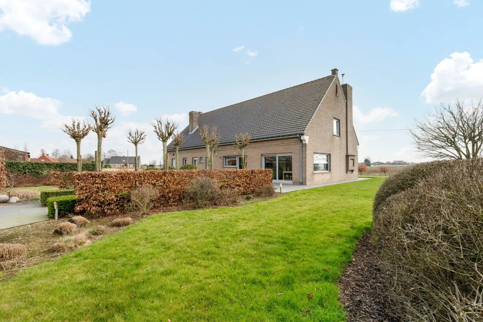 Ruime gezinswoning met tuin te huur in Westrozebeke  foto {{pictureIndex}}