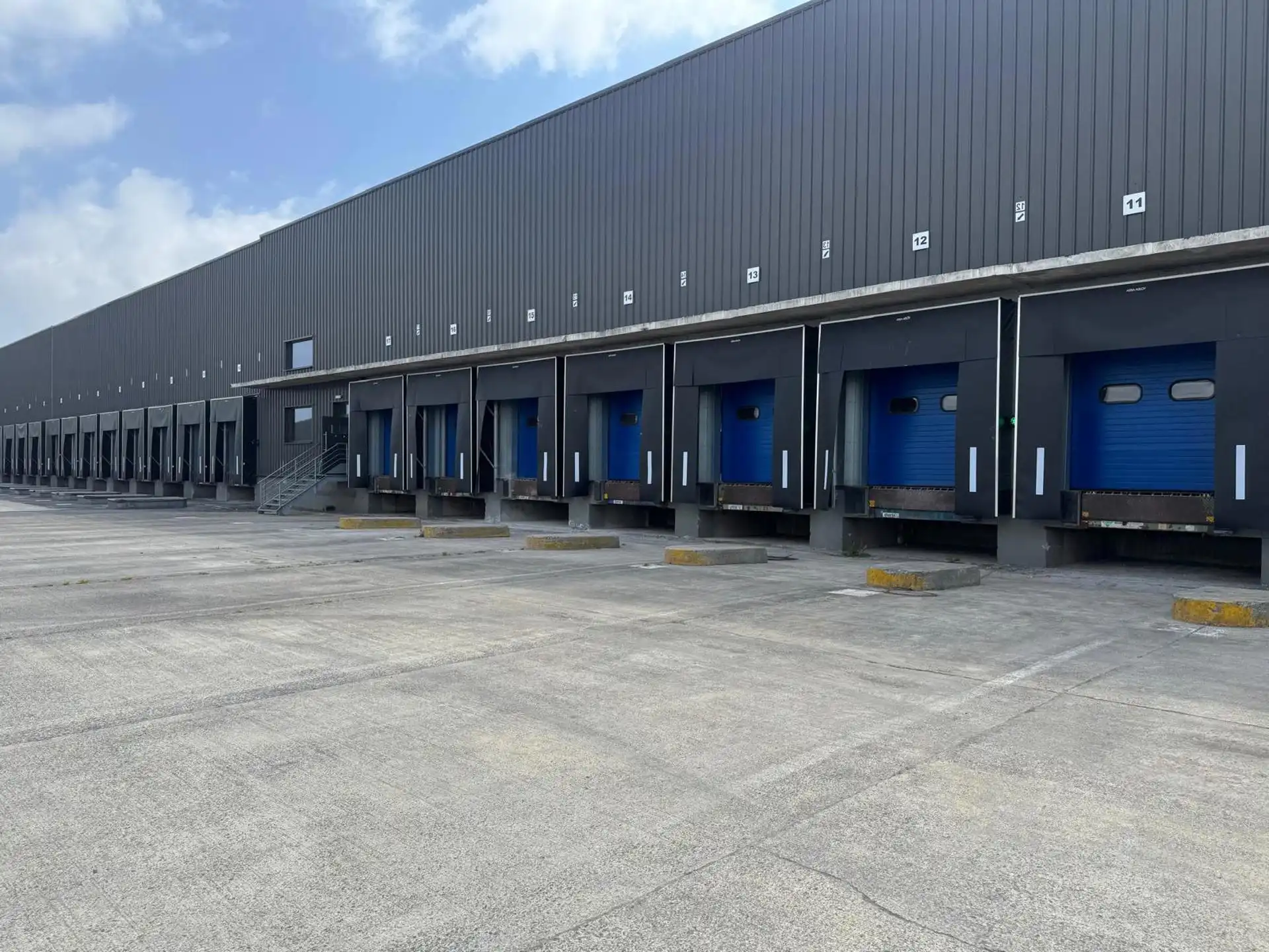 Magazijn 5.406m² met minimum 7 laadkades en extra  ruime parking te huur foto 2