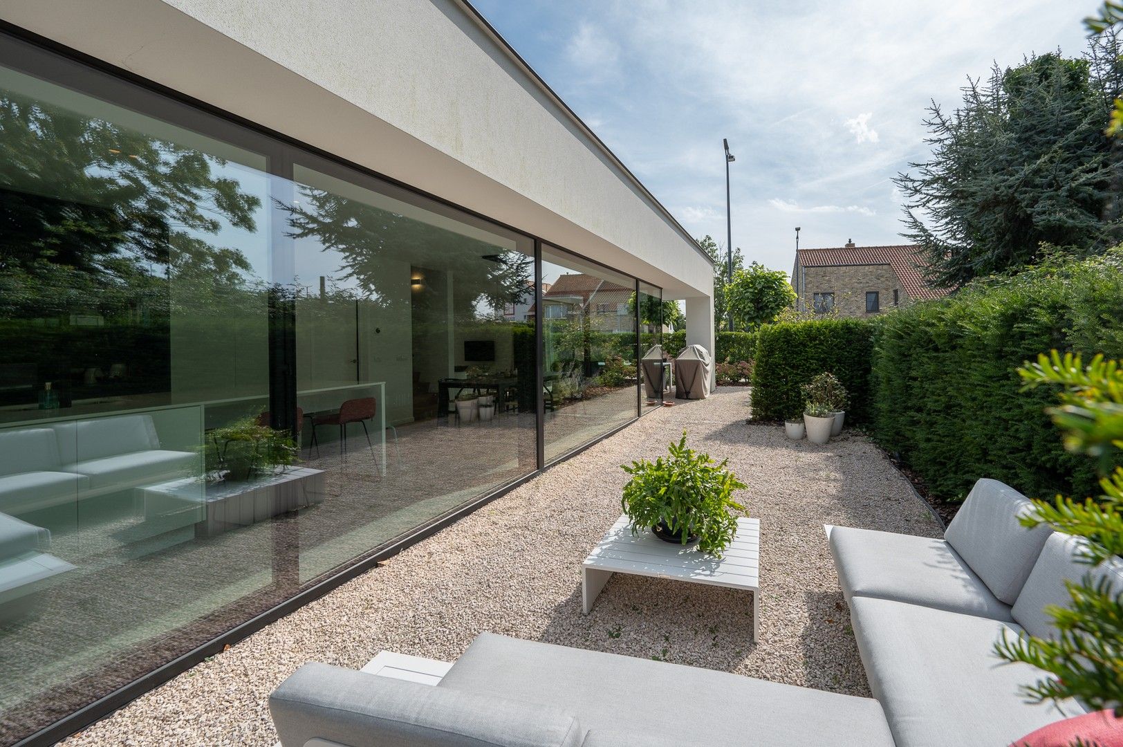 Prachtige hedendaagse villa met zonnige tuin en terrassen op fietsafstand van de zee. foto {{pictureIndex}}