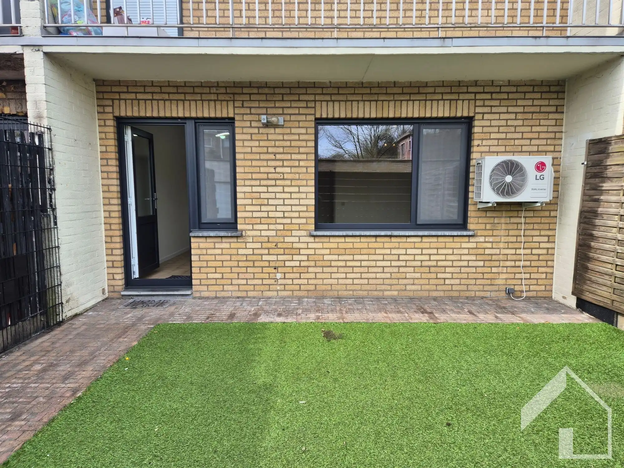 gelijkvloersappartement met 2 slaapkamers, tuin en garage foto 12