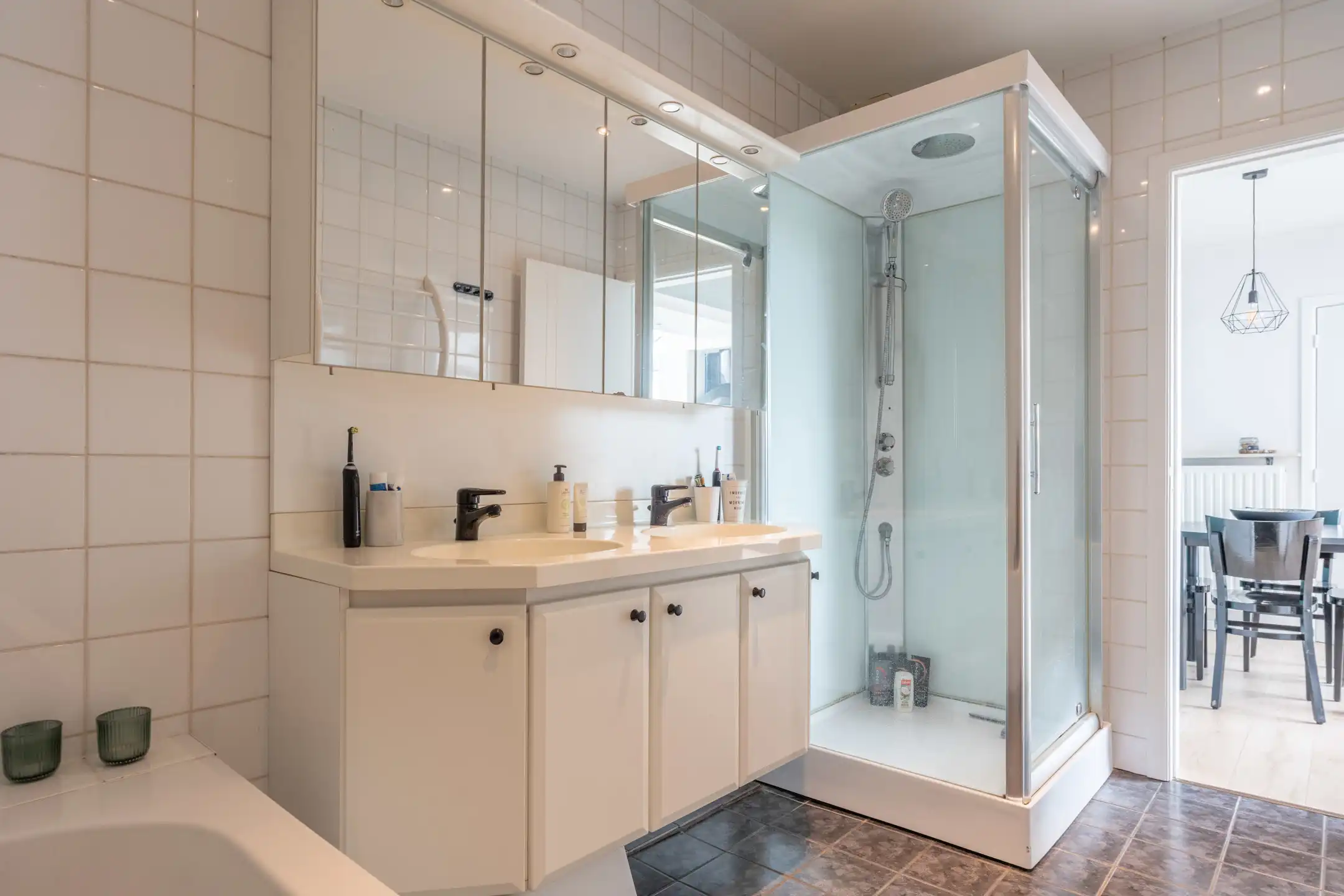 Woning bestaande uit twee appartementen op 985m² perceel. foto 15