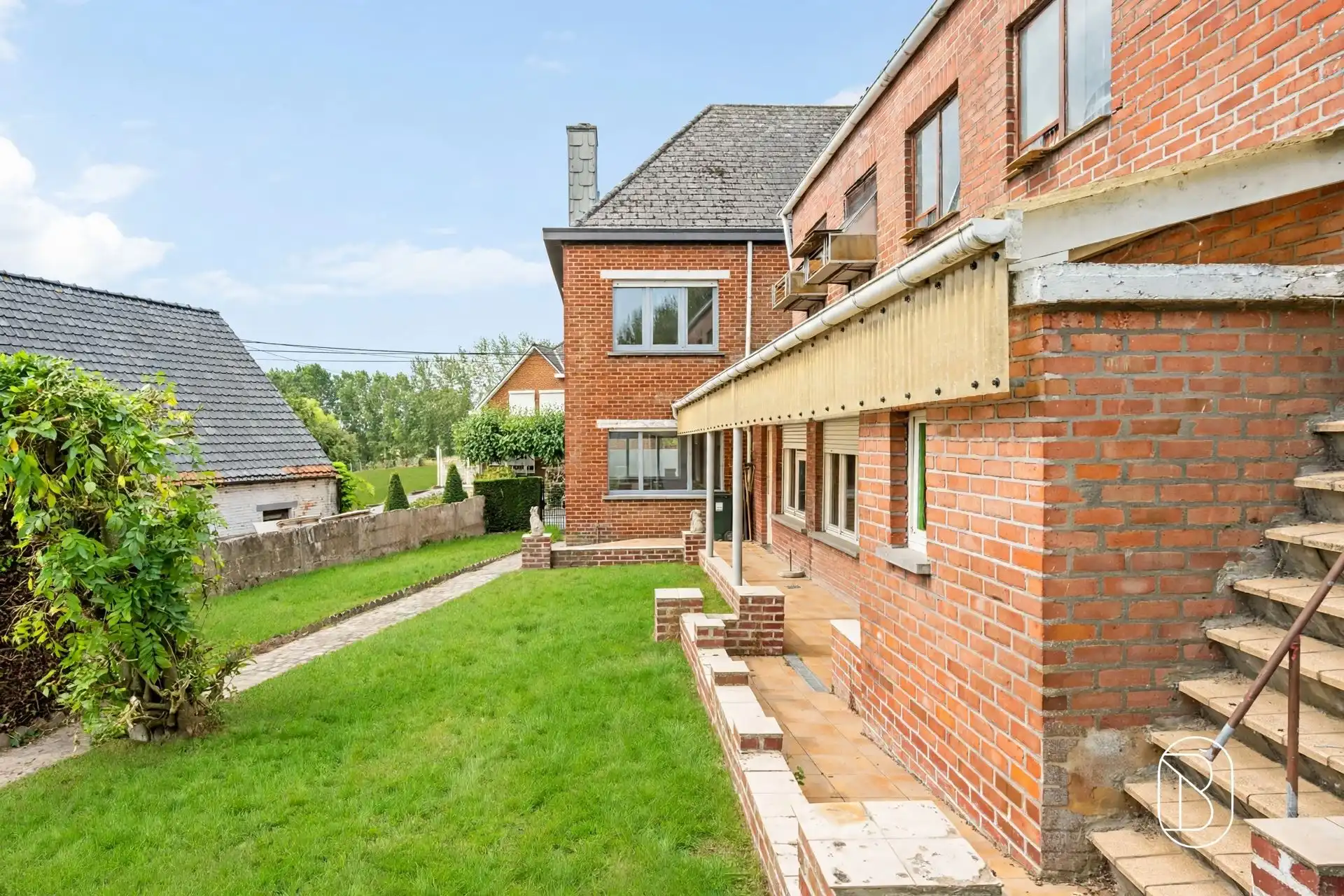 Ruime te renoveren woning met 4slk & tuin op de Valkenberg foto 3