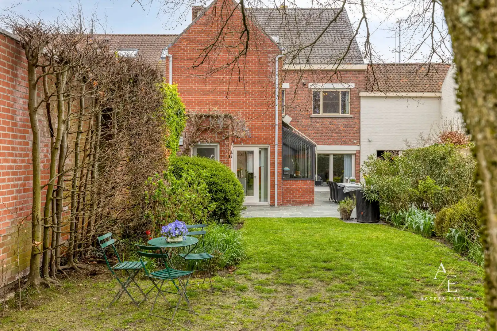 Ruime gezinswoning (278m²) met zonnige, rustige tuin zonder inkijk in Beveren-Leie foto {{pictureIndex}}