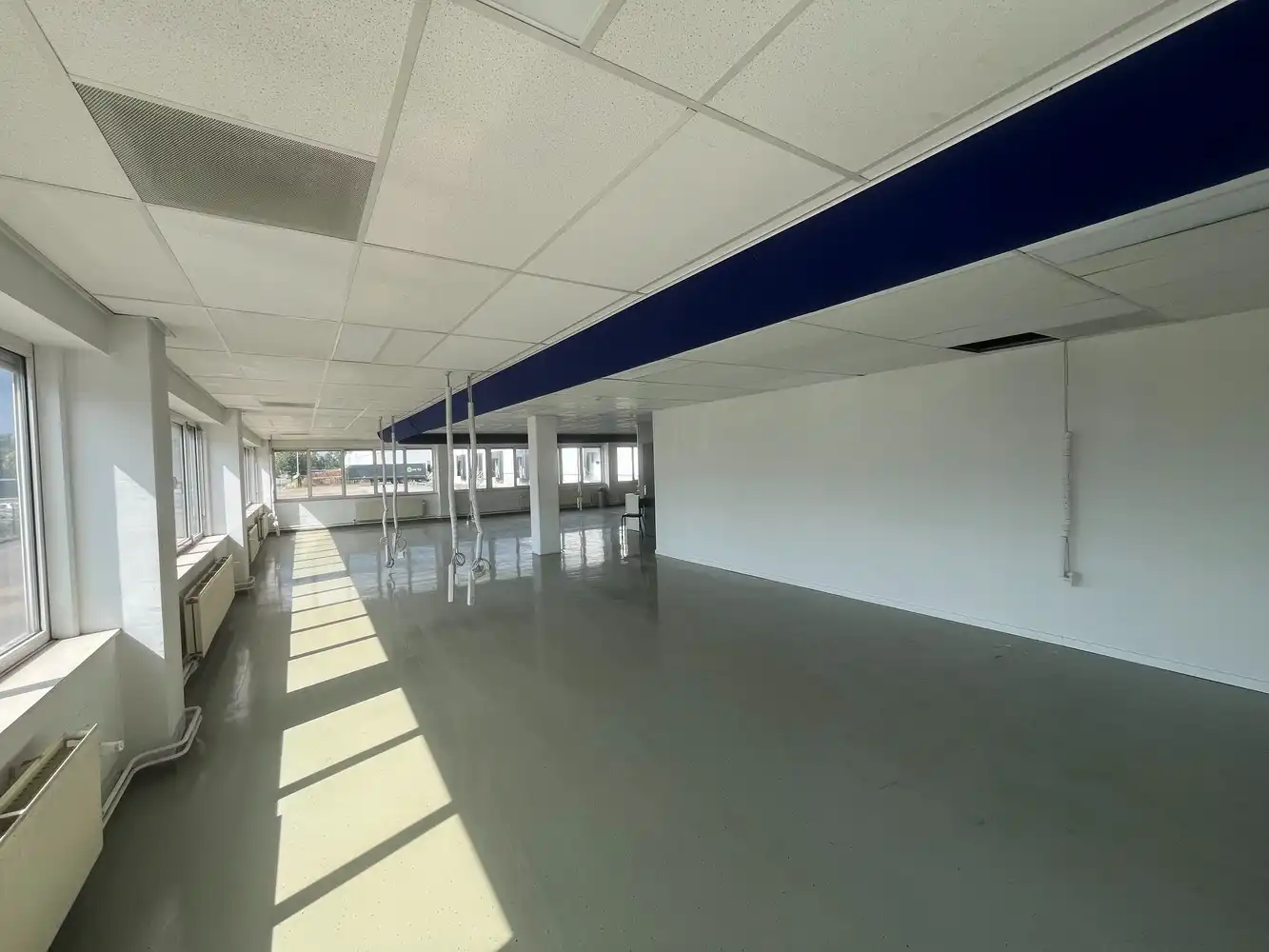 12.205m² logistiek magazijn met kantoren foto 19