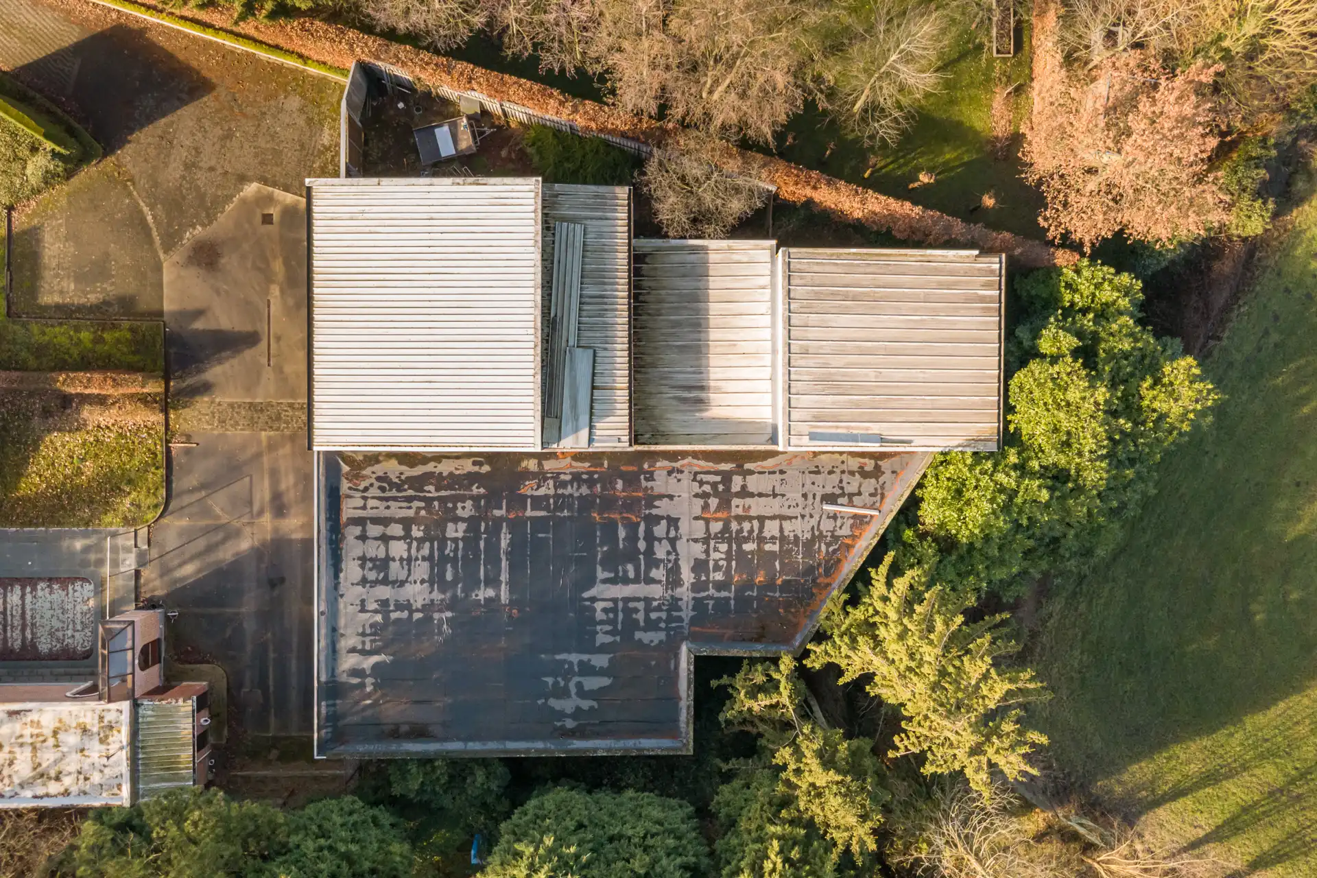 Ruime villa met garage en zwembad + bouwgrond + 2 magazijnen foto 2