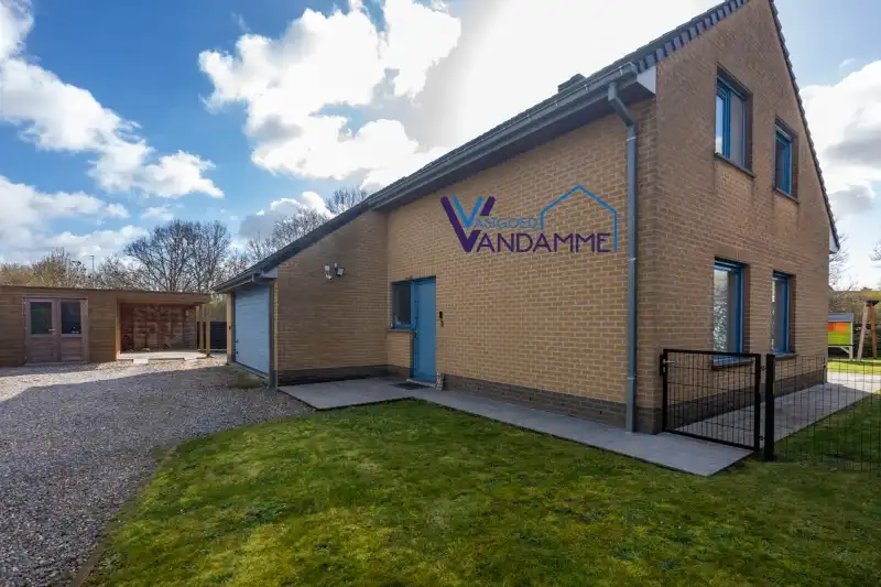 Alleenstaande woning met 4 slaapkamers op een residentiële, groene topligging in Lauwe foto {{pictureIndex}}