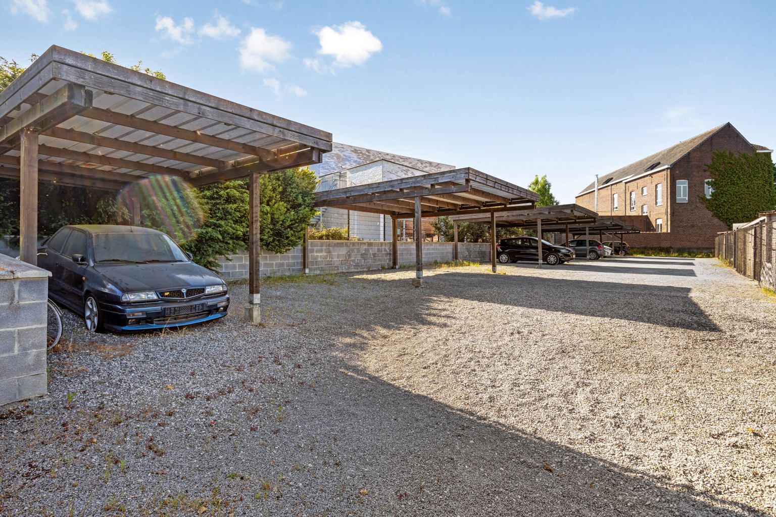  Instapklare recente woning met tuintje en carport foto 30