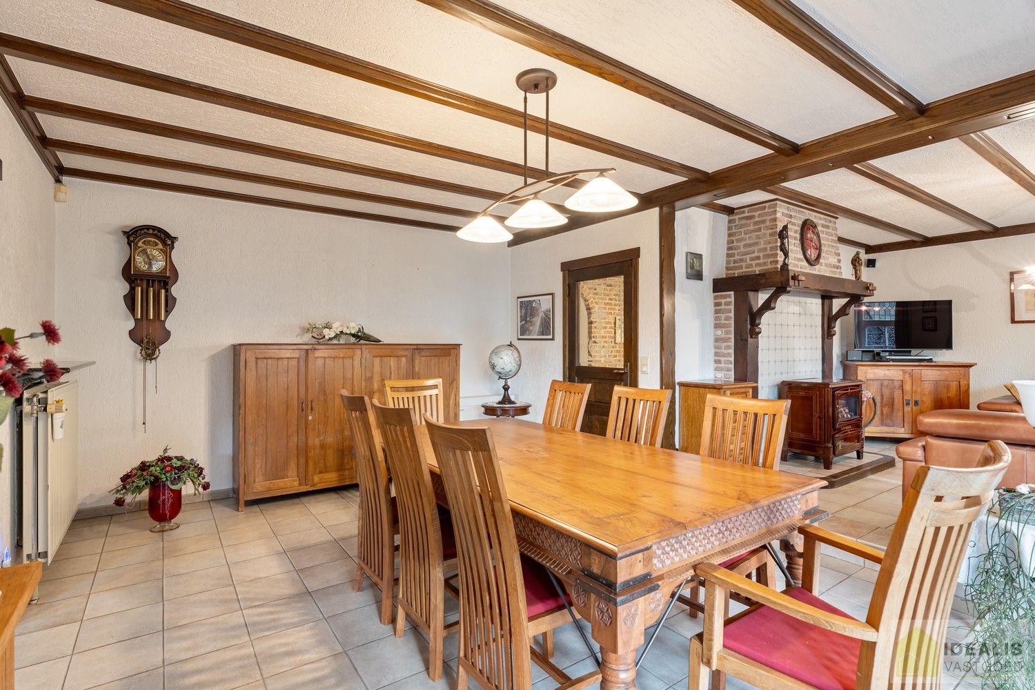 RUIME, INSTAPKLARE EN ENERGETISCH AANGEPASTE WONING VOORZIEN VAN 15 ZONNEPANELEN EN ZONNEBOILER. RIANTE WOONKAMER, KNAPPE KEUKEN, APART BUREEL, APARTE HOBBYRUIMTE, FIJNE WASPLAATS, 4 SLAAPKAMERS, 2 BADKAMERS EN INPANDIGE GARAGE! foto 17