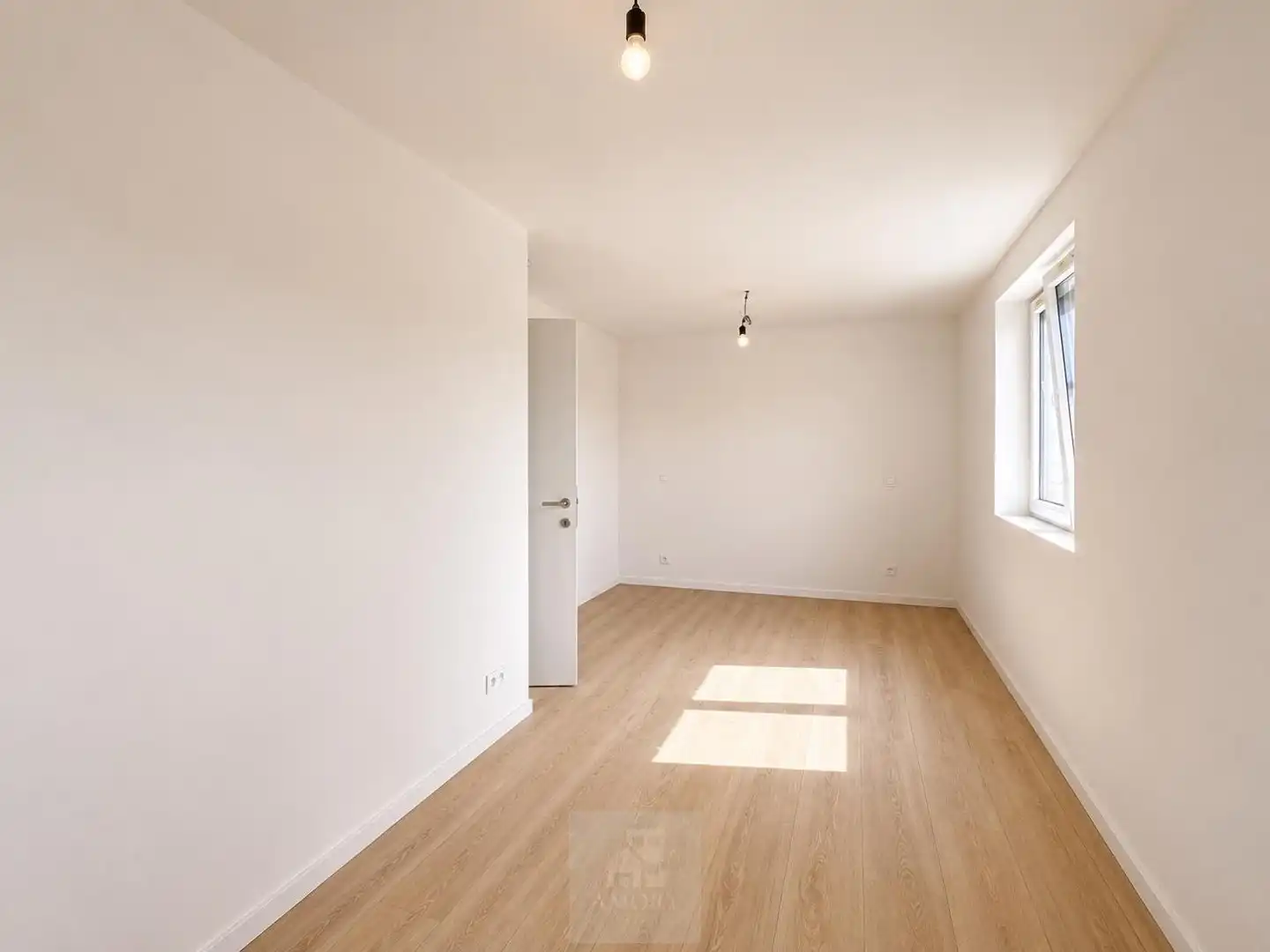 Zeer ruime en moderne halfopen nieuwbouwwoning foto 10
