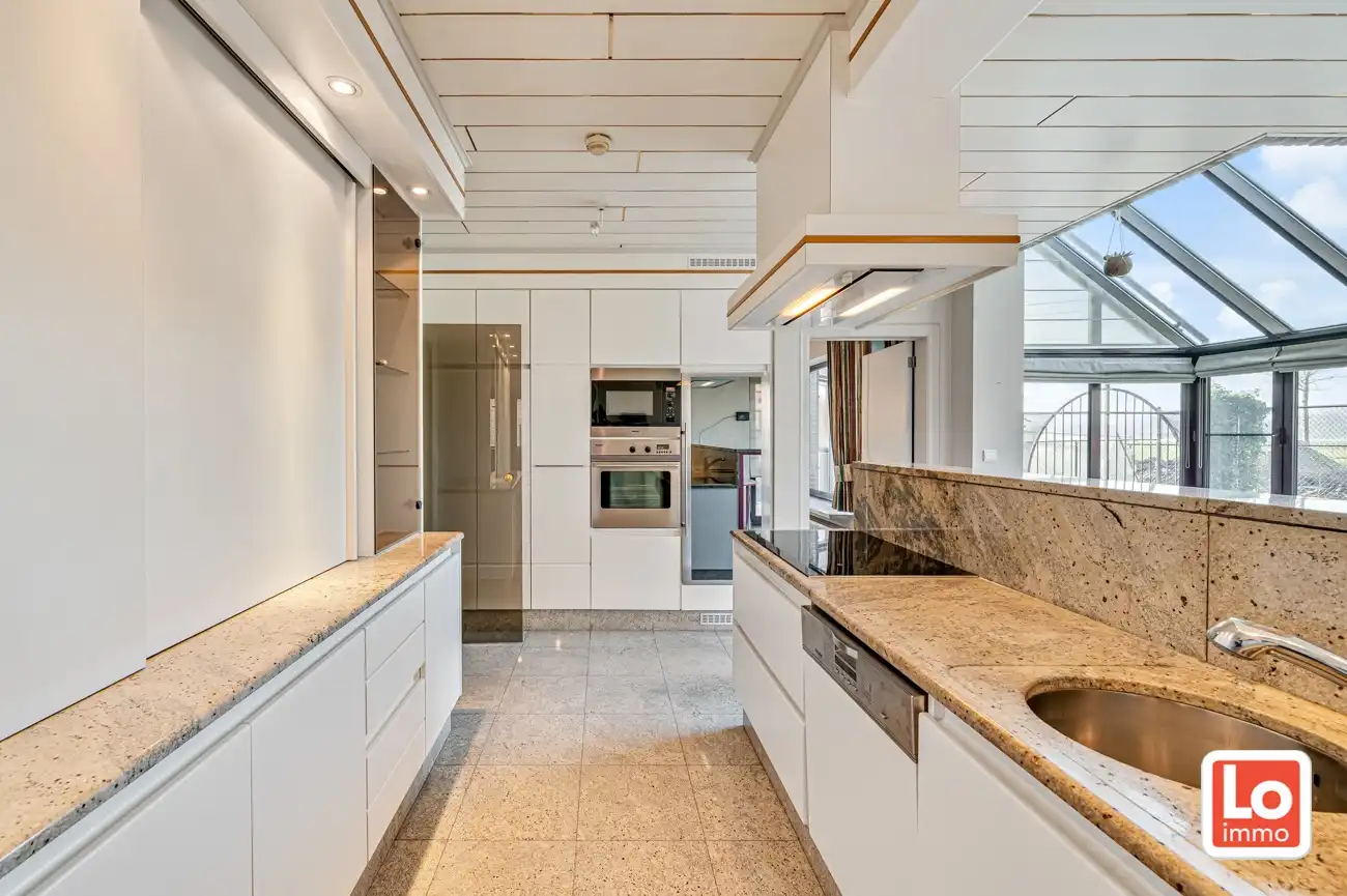 VERKOCHT!! Heel ruime degelijke open woning met praktijkruimte, inpandige garage en ruime gerenoveerde schuur met heel wat potentieel gelegen op een gemakkelijk bereikbare locatie tussen Oostakker en Lochristi! foto 14