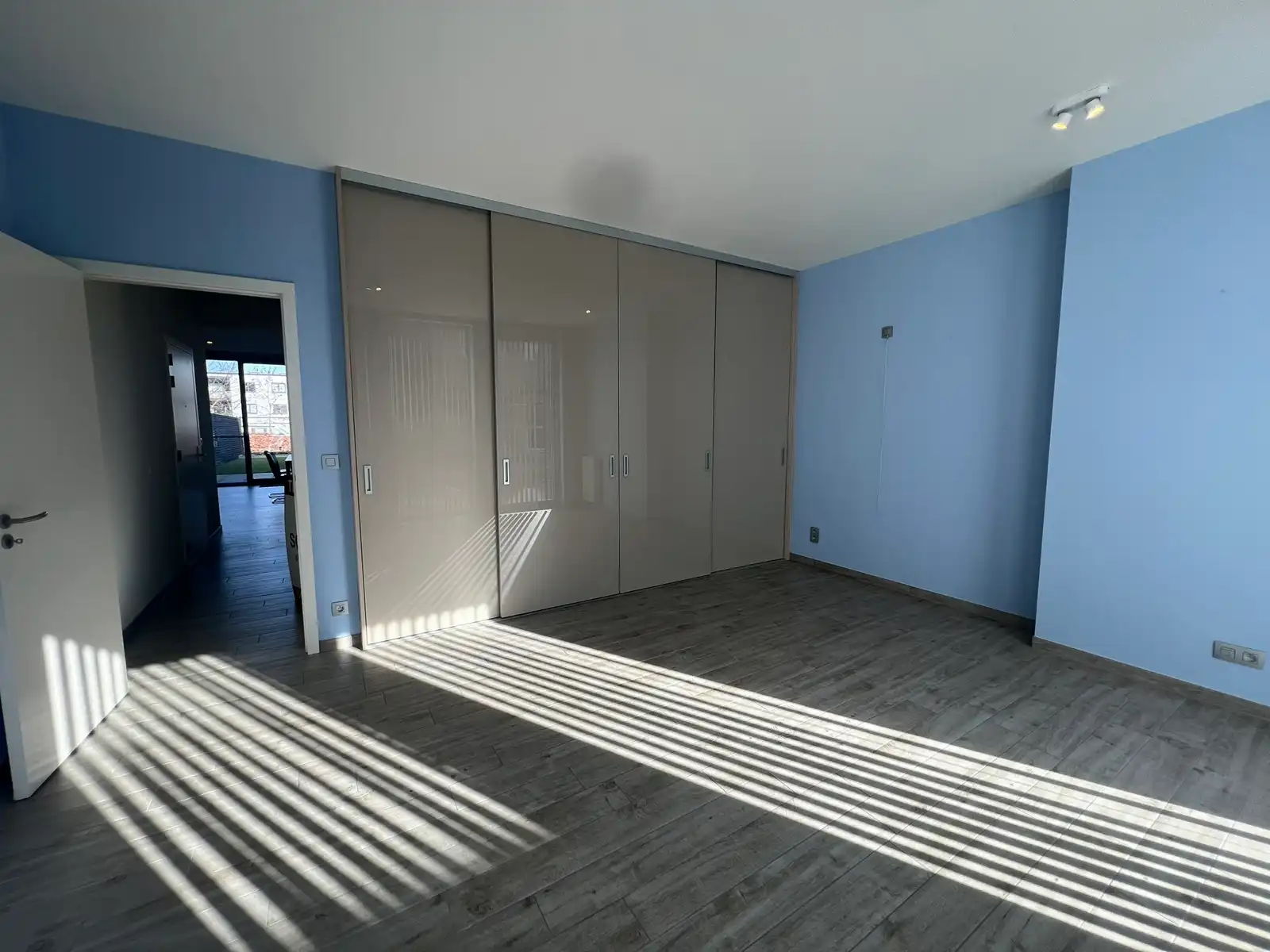 Ruim gelijkvloers appartement  met tuin op topligging. foto 10