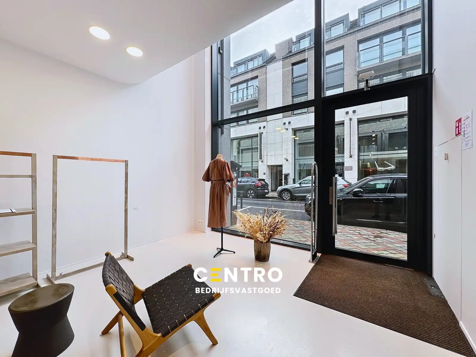 Energiezuinig WINKELPAND met industriële uitstraling in de Delaerestraat tussen stijlvolle handelszaken. foto {{pictureIndex}}