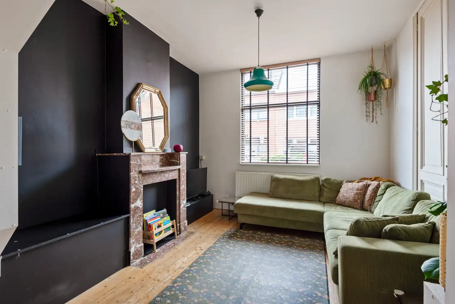 Charmant, gerenoveerd huis met 4 slaapkamers, 2 badkamers en gezellige tuin in Wijnegem! foto 4