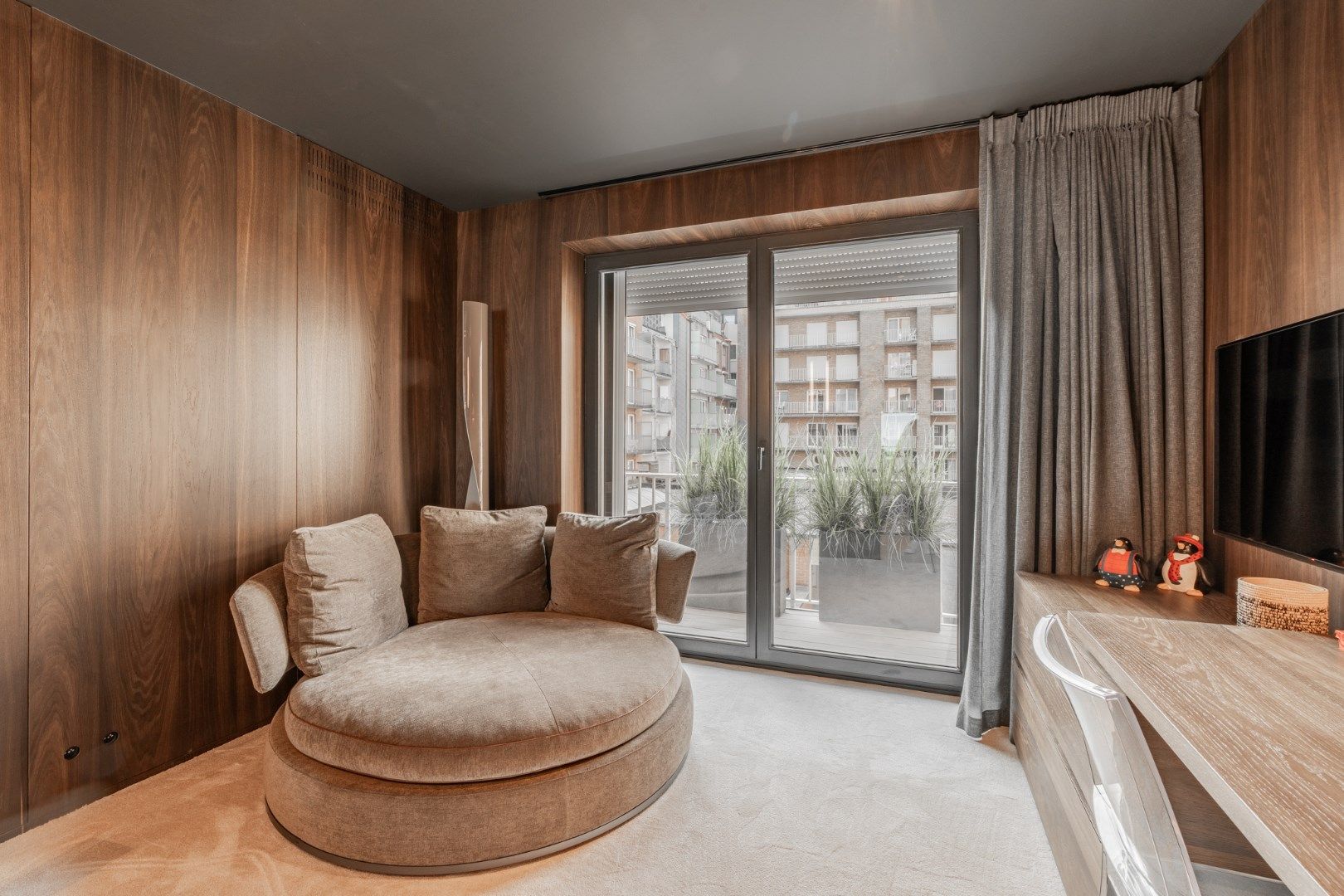 Zeer luxueus en smaakvol afgewerkt 4 slaapkamer appartement met frontaal zeezicht foto 8