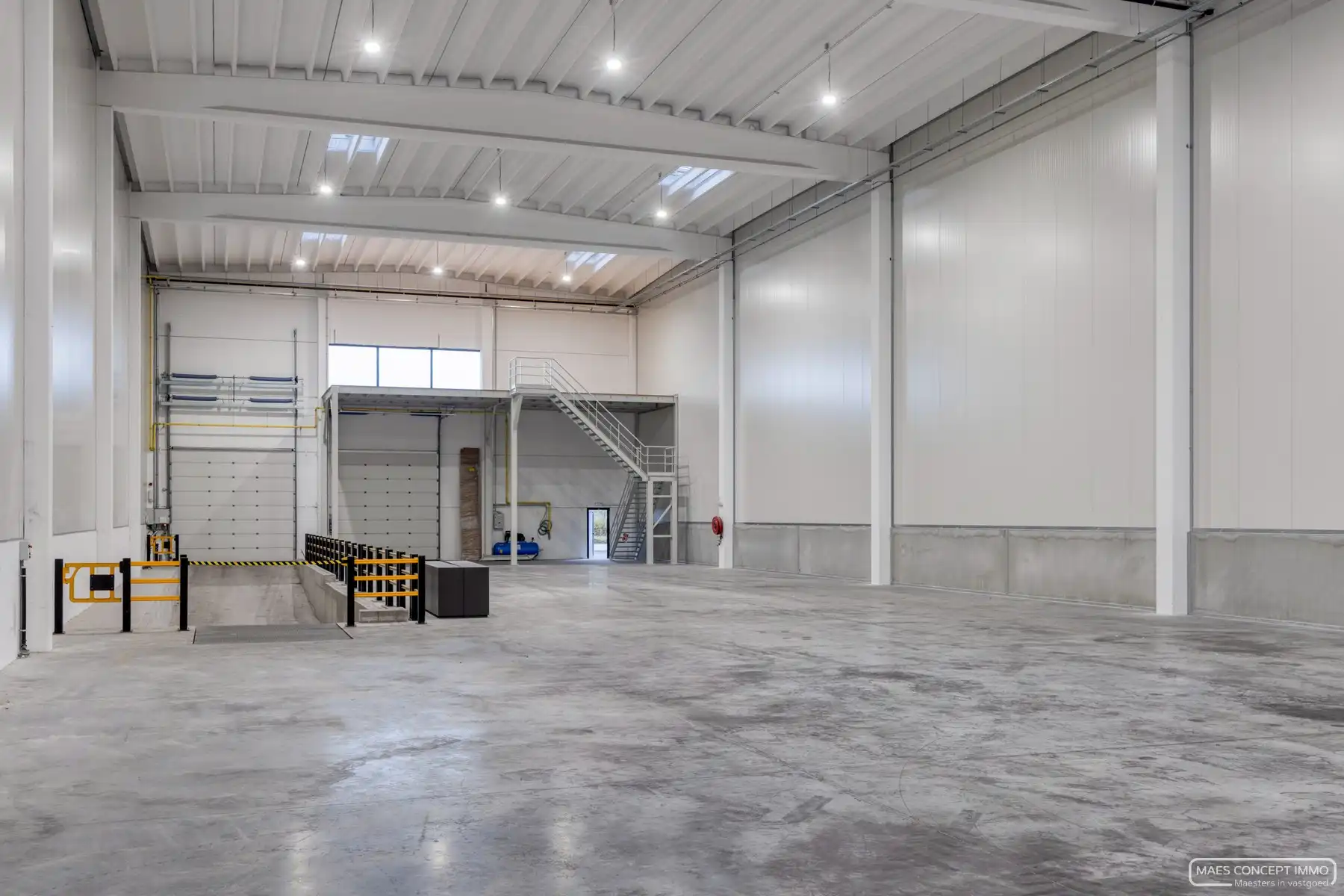 Nieuwbouw magazijn te koop van 1084 m2 bij E17 en Waregem centrum foto 4