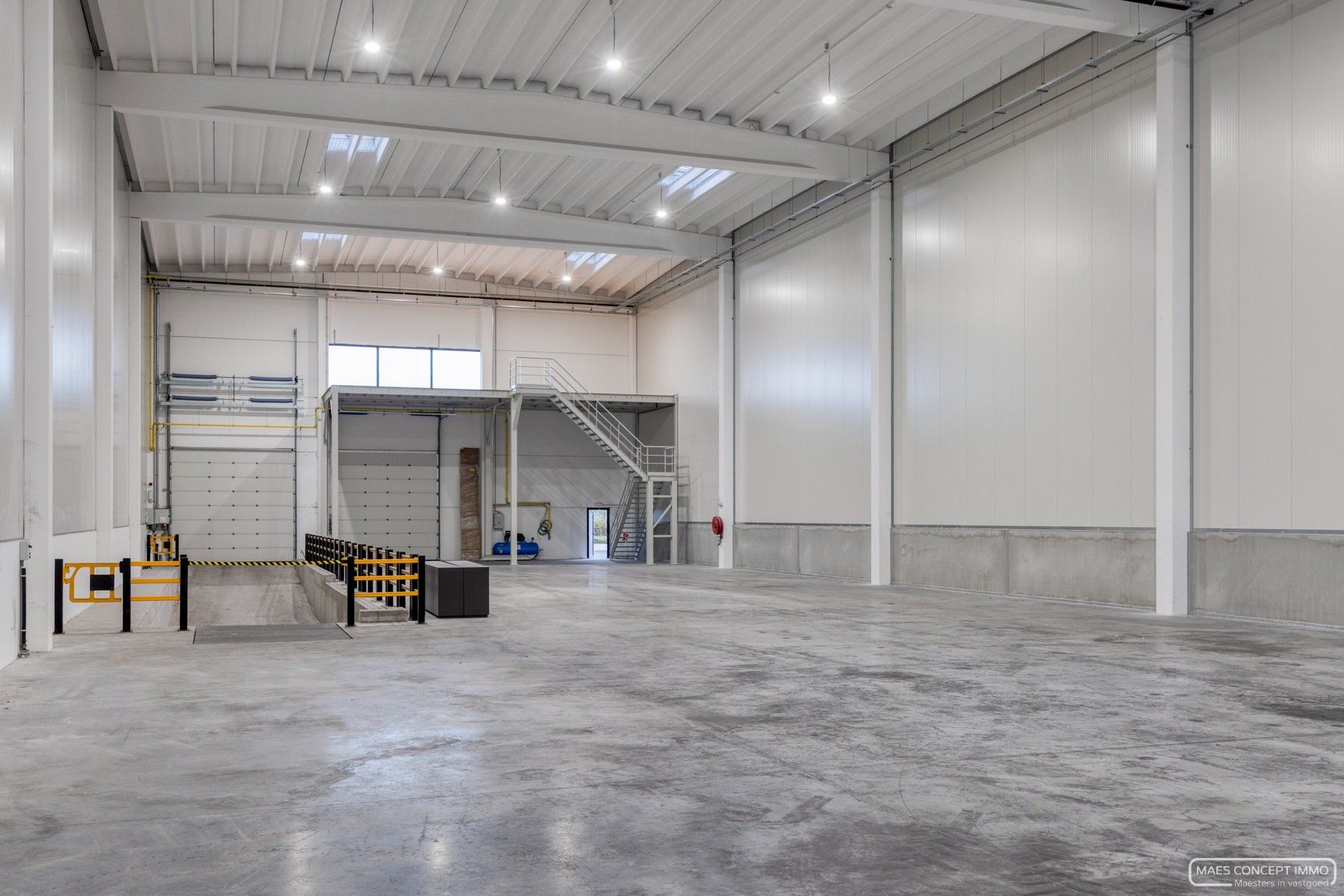 Nieuwbouw magazijn te koop van 1084 m2 bij E17 en Waregem centrum foto 4
