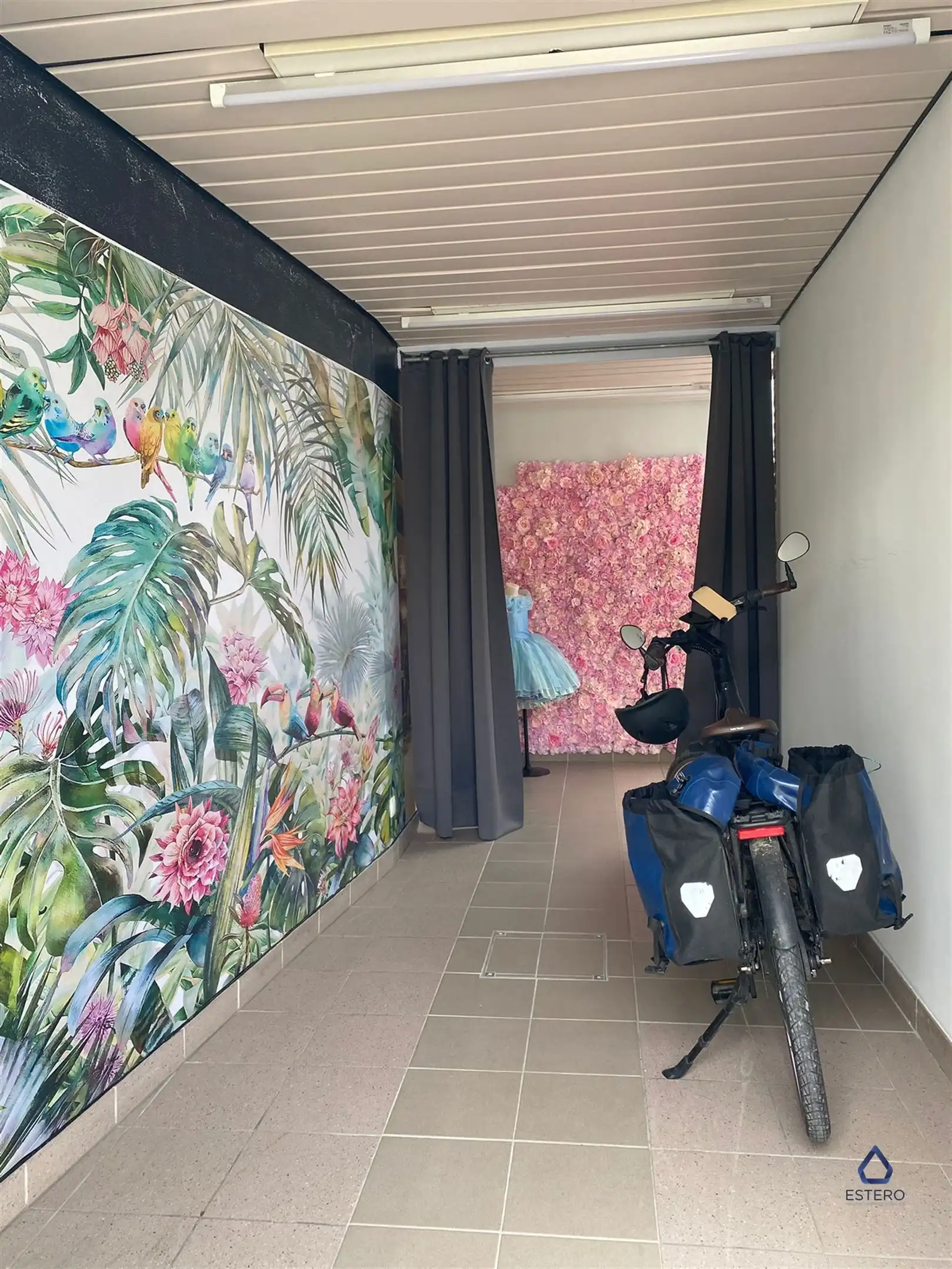 Polyvalente ruimte met terras en 2 staanplaatsen foto {{pictureIndex}}