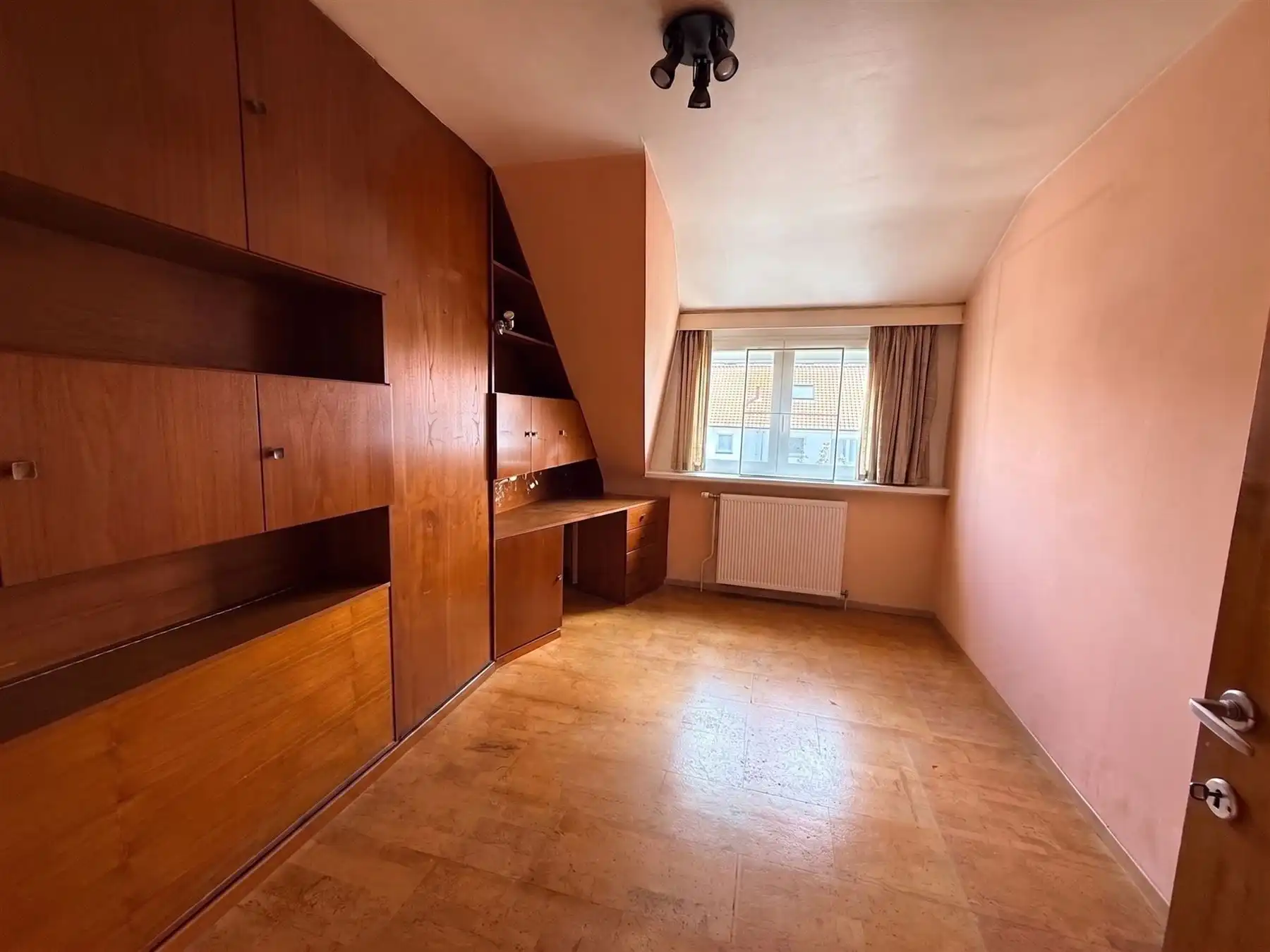 RESIDENTIEEL 3-GEVEL WONING MET MOOIE TUIN foto 9