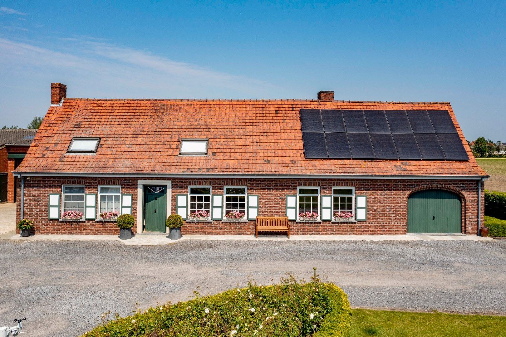 LANDELIJK GELEGEN WONING MET 3 SLPKS | GARAGE | TUIN foto {{pictureIndex}}