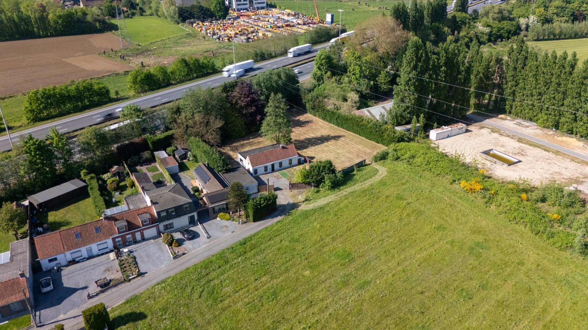 TE RENOVEREN WONING MET BIJGEBOUW OP 2613 M² foto 3