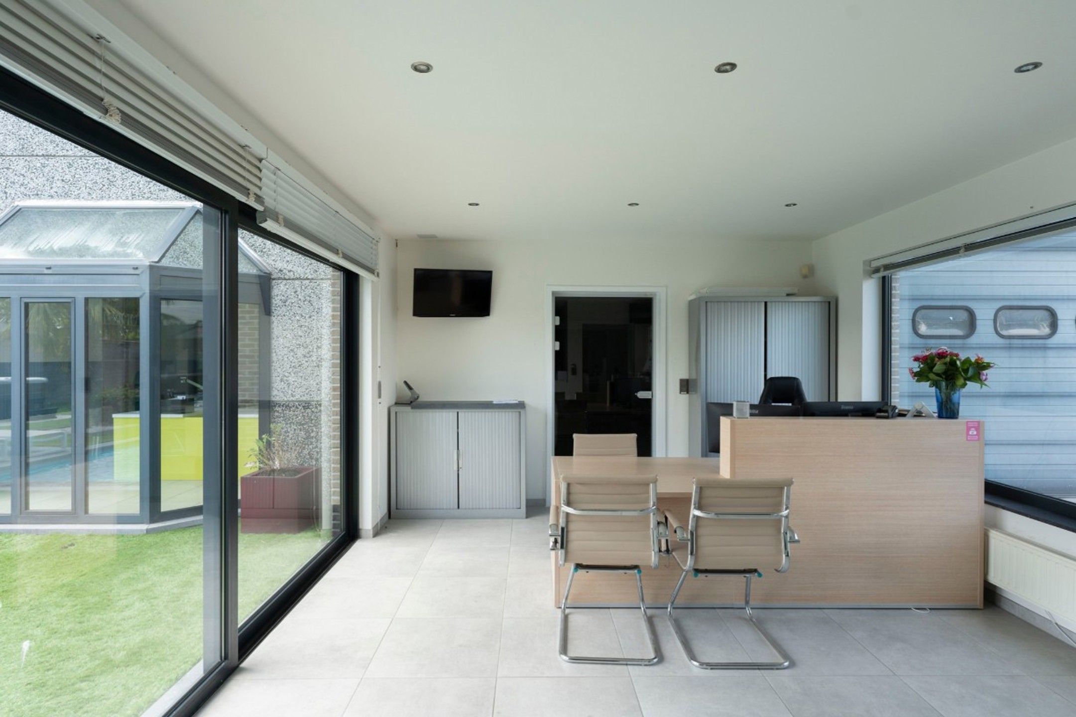 Uniek Bedrijfsgebouw & Luxe Villa In Beveren Te Koop foto 14