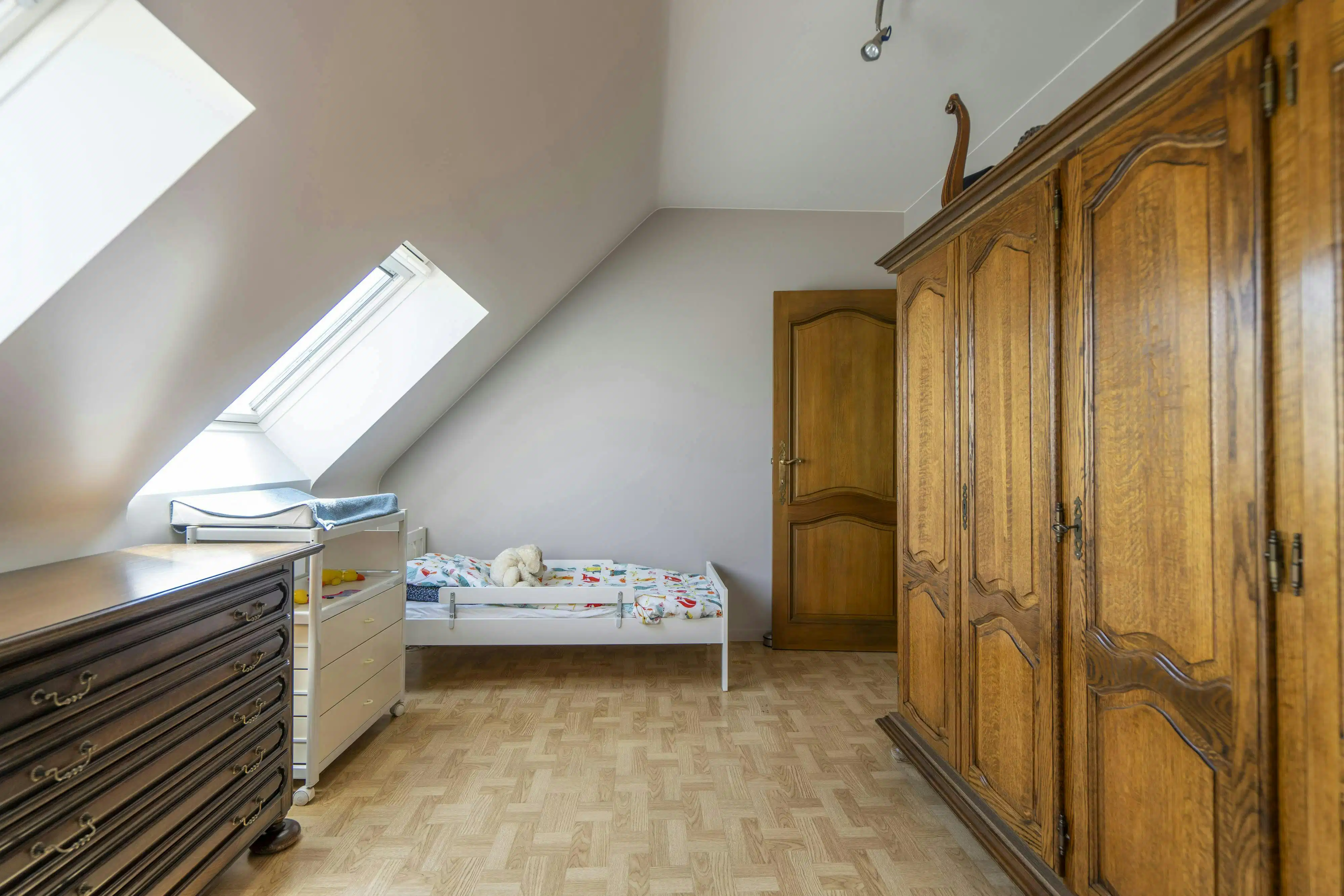 Statige open villa in woongebied met bijgebouw op ca. 2900m² foto 15