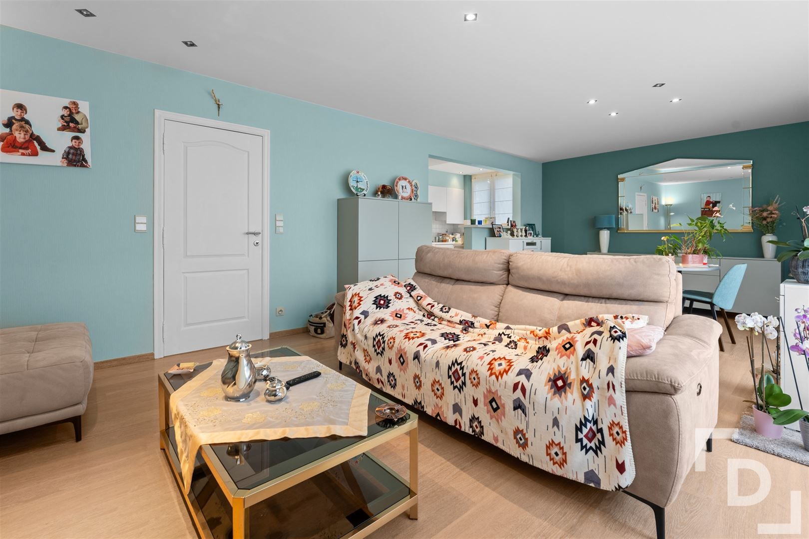 Ruim appartement met 3 slaapkamers en garage te koop in centrum Ieper. foto 4