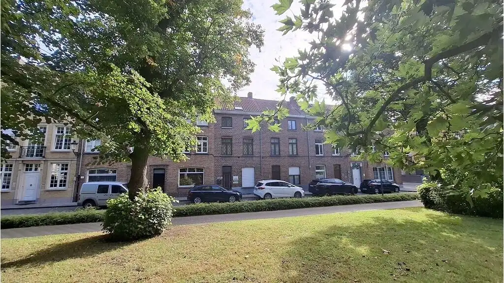 Hoofdfoto van de publicatie: Comfortabele 2-slaapkamerwoning met Terras te koop in Brugge