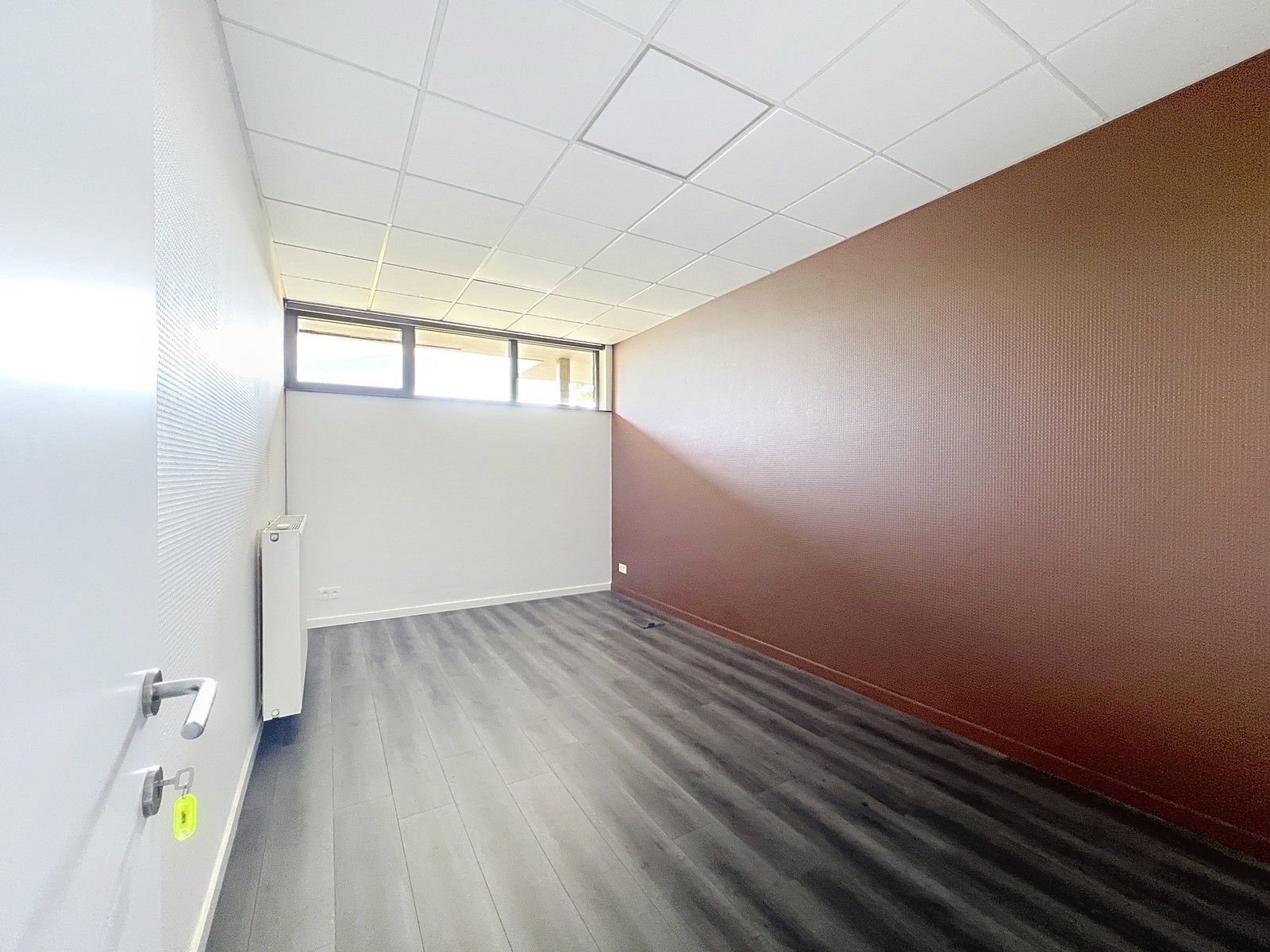 Instapklaar lichtrijk GERENOVEERD pand met mooie open kantoor/praktijkruimte en 4 aparte burelen/consultatieruimtes. foto 21