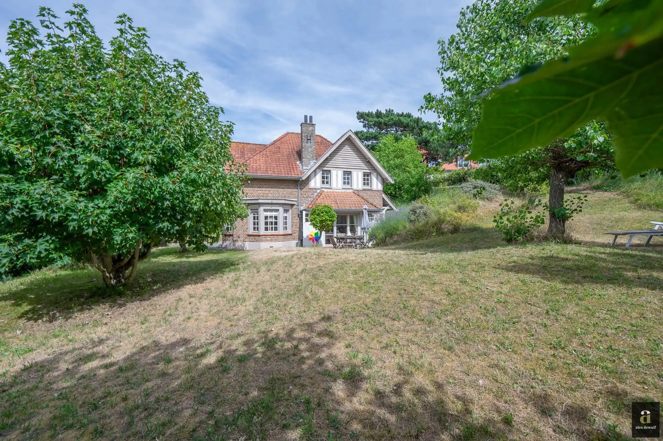 Hoofdfoto van de publicatie: Uiterst charmante villa, rustig gelegen in een verscholen paadje in het Zoute op wandelafstand van de zee.