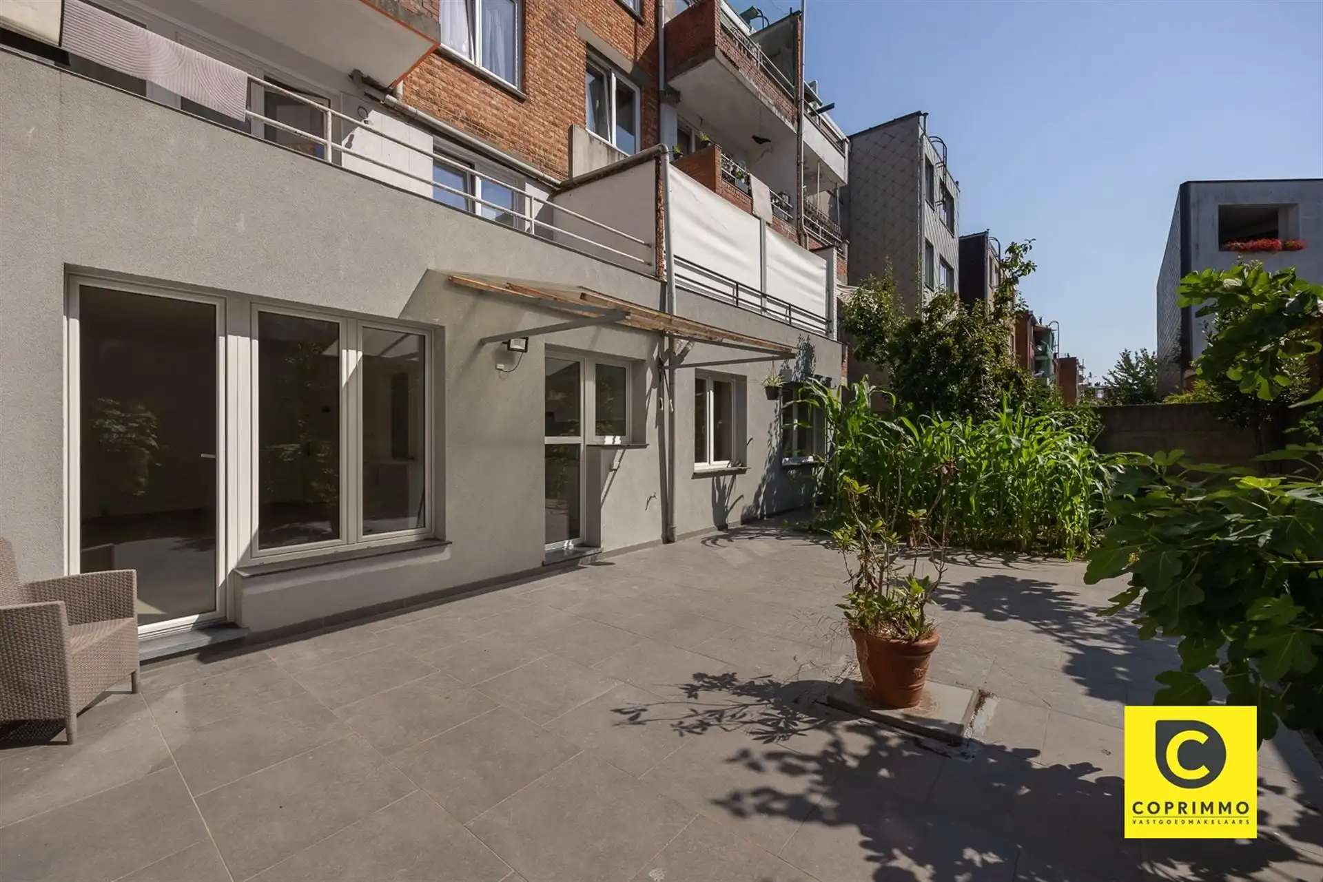 Instapklaar 3slpk appartement met tuin en garagebox ! foto 3