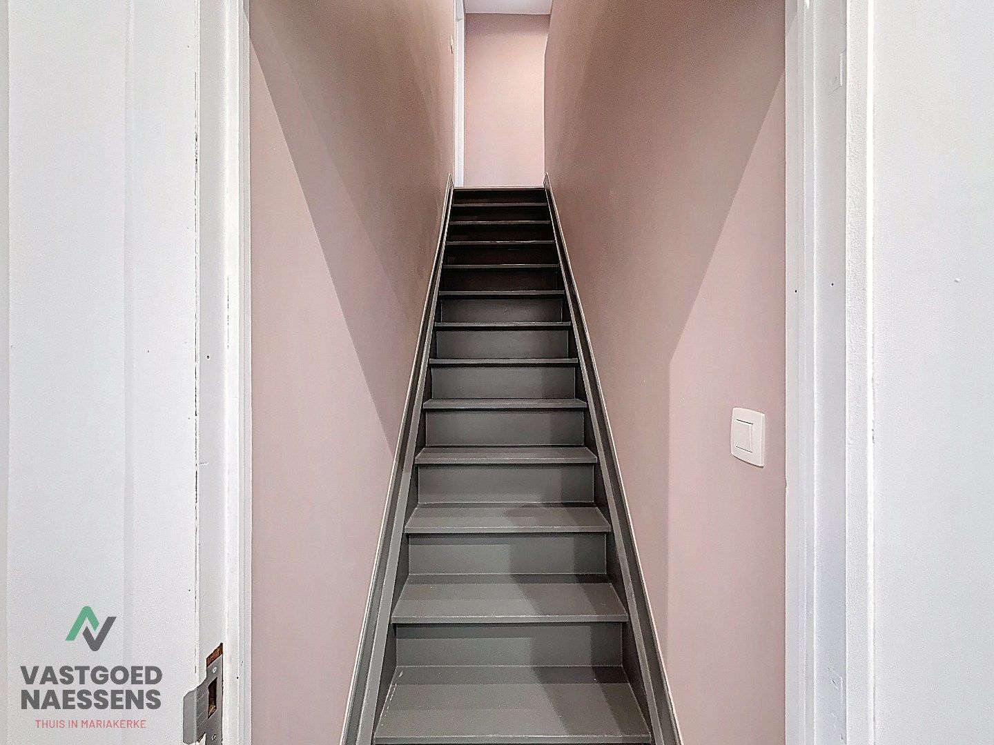 VOLLEDIG GERENOVEERDE WONING MET TUIN / 5 SLPK  foto 19
