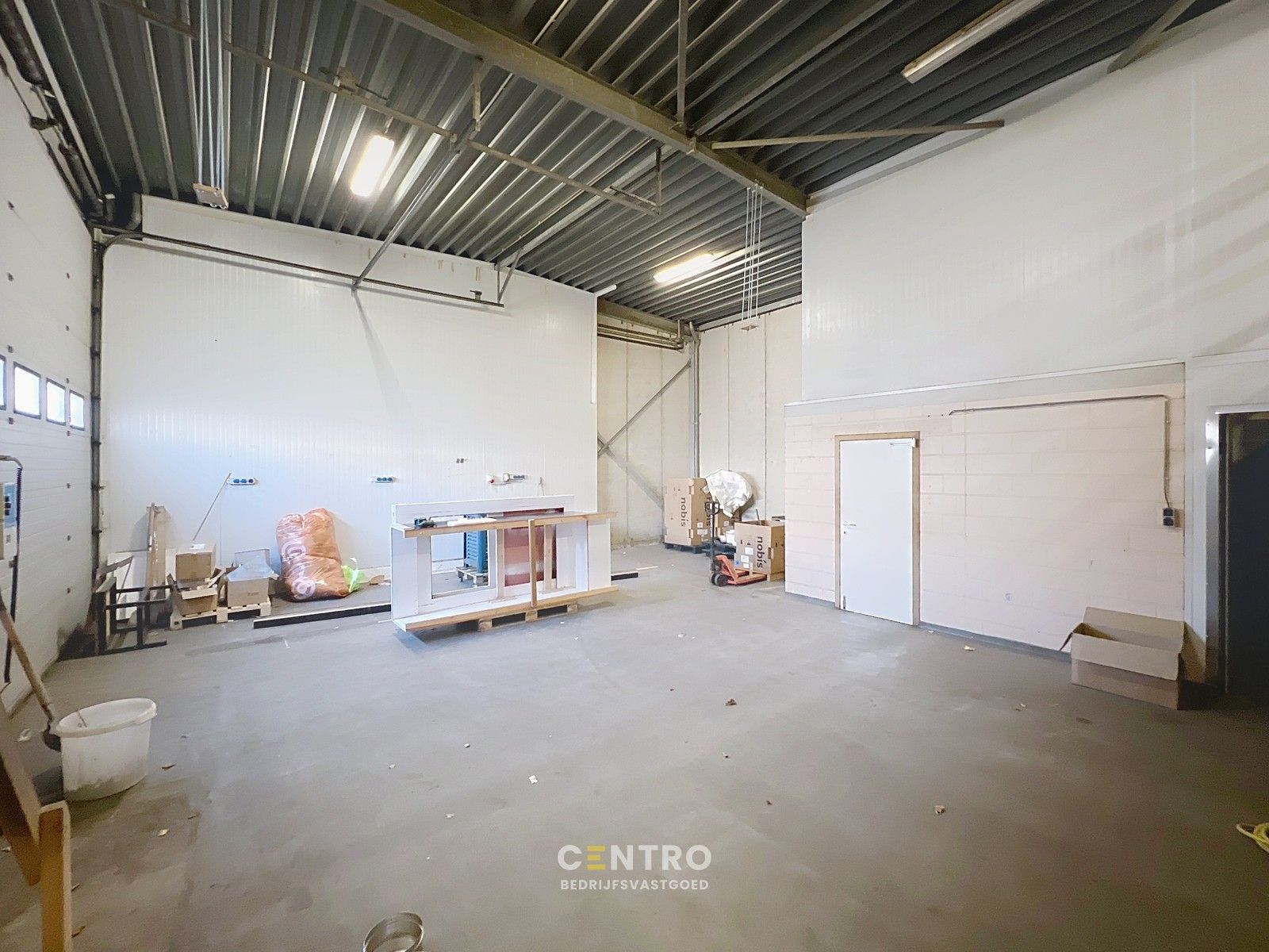 Topligging naast Tom&Co en Kwarto! Handelspand + magazijn met parkeergelegenheid langs de Westlaan in Roeselare. foto 12