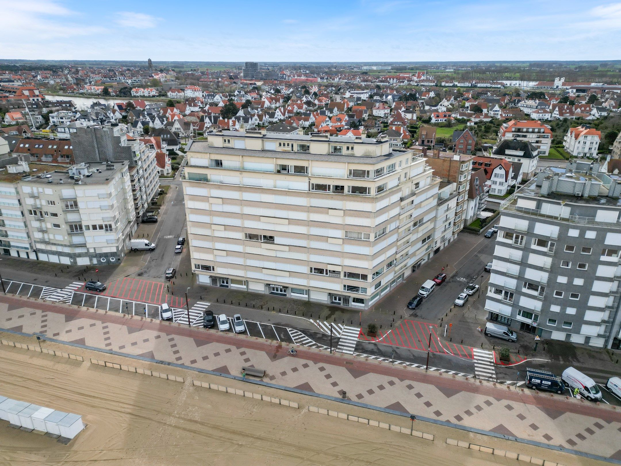 Uniek appartement afgewerkt met zeer hoogwaardige materialen en met frontaal zeezicht . foto 16