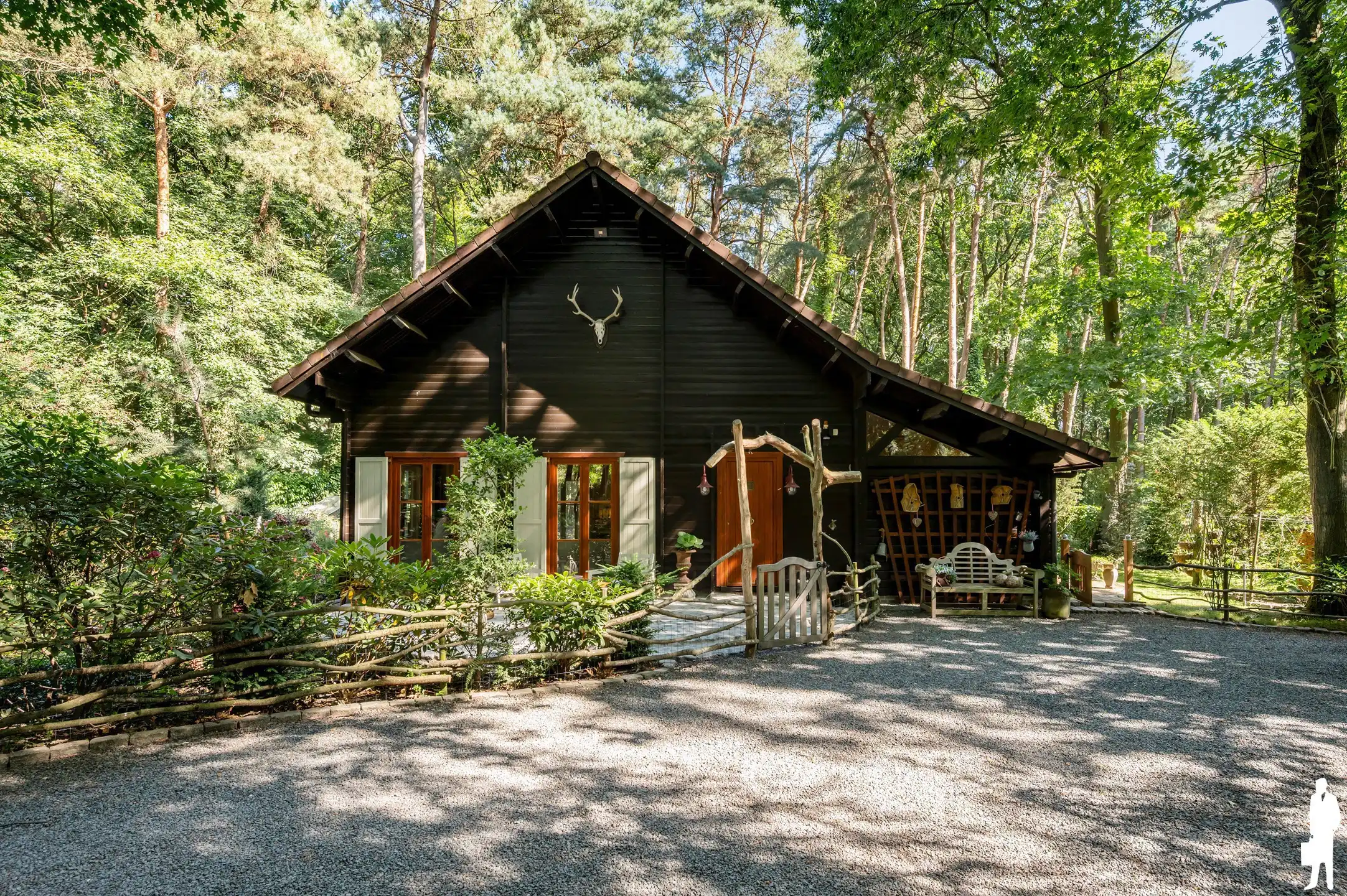 Charmante woning met volledige onderkeldering en achterliggend bos van ca. 31.493 m² foto 5