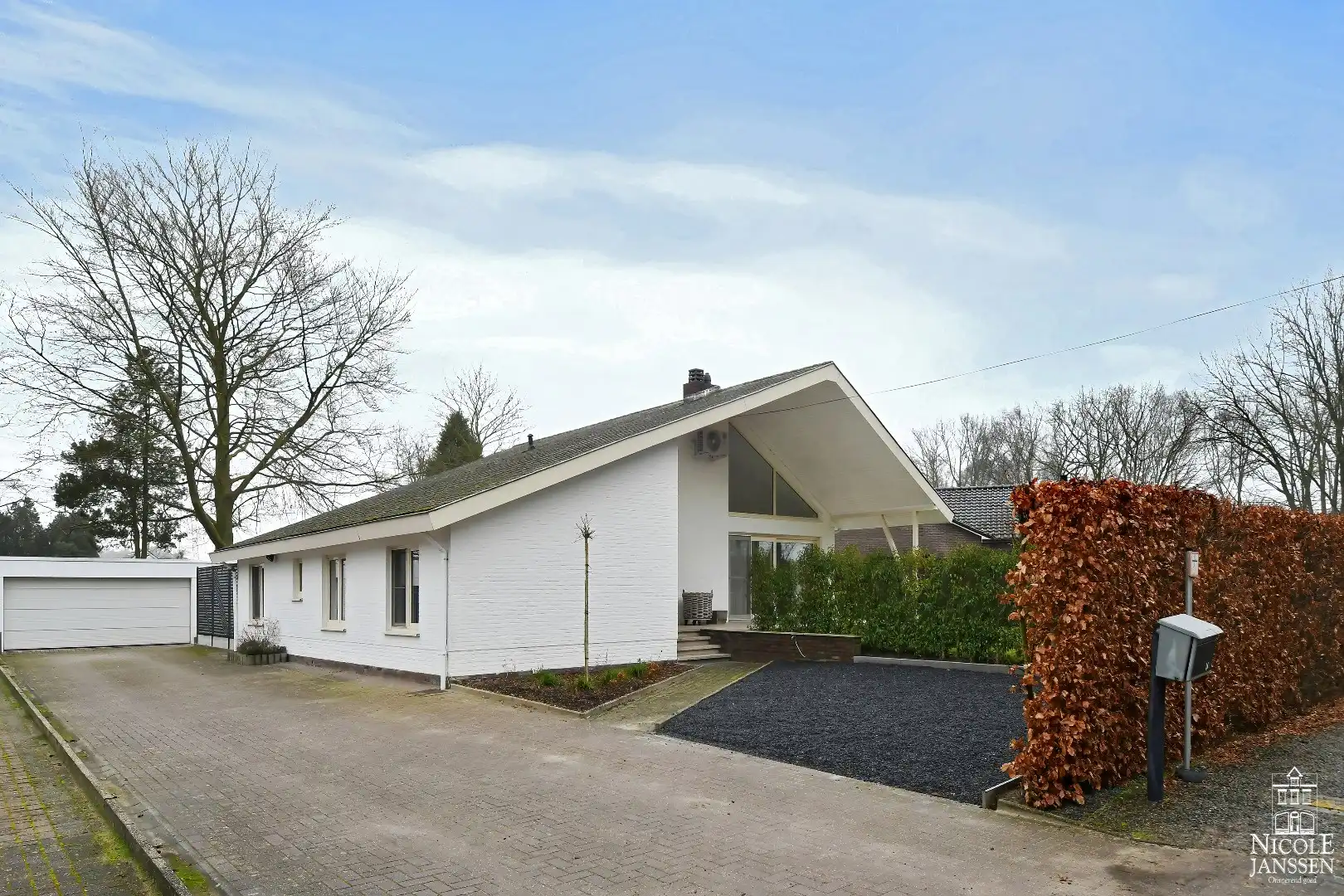 Charmante vrijstaande gezinswoning met grote garage en mooie tuin   foto 2