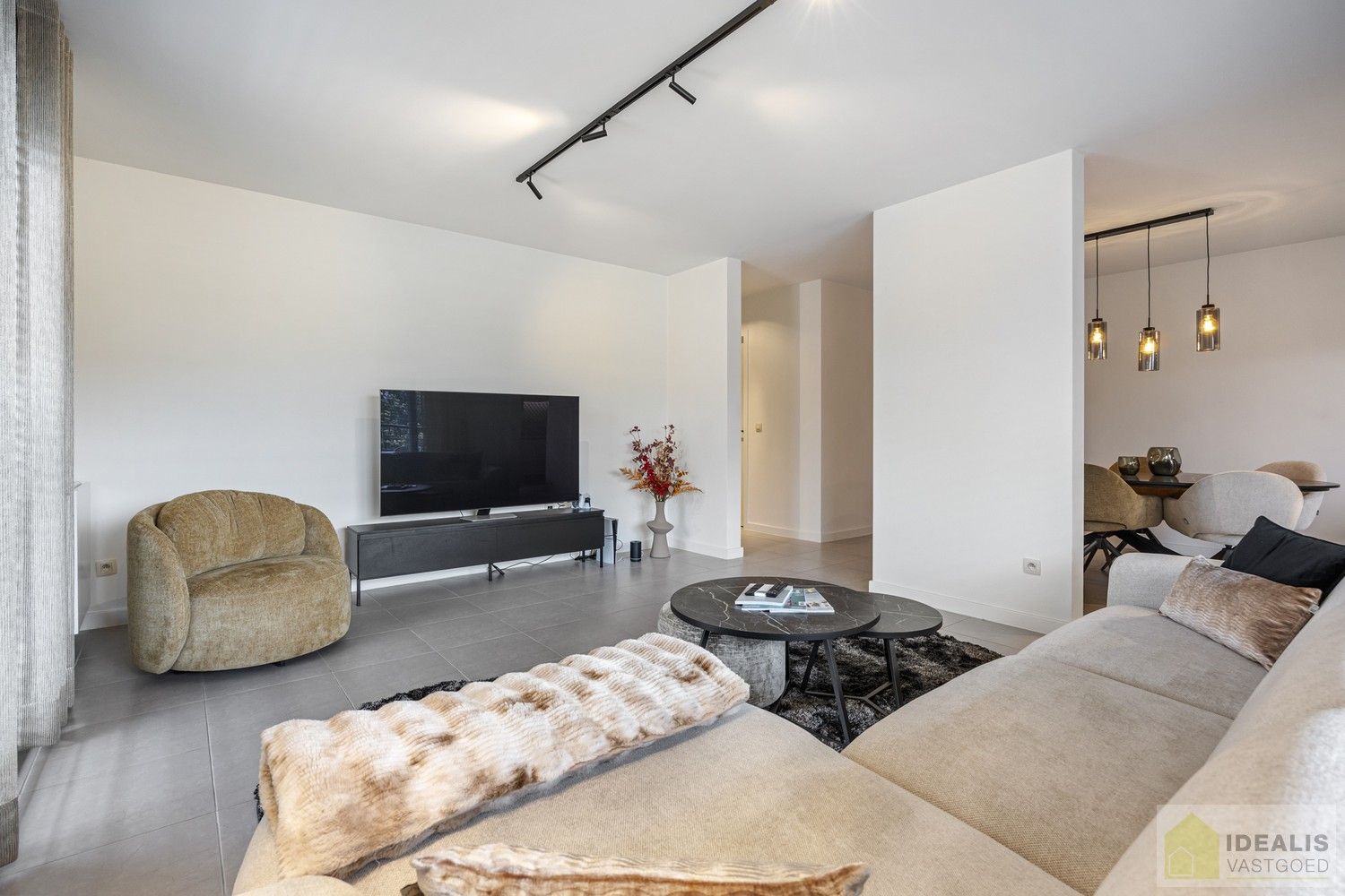 IDEALIS VASTGOED – PERFECT ONDERHOUDEN INSTAPKLAAR APPARTEMENT met een bewoonbare oppervlakte van 91m² bestaande uit een prachtige leefruimte, 2 zeer ruime slaapkamers, een aangenaam terras en ondergrondse parkeerplaats! Het appartement is gelegen in hartje Pelt op wandelafstand van horeca, shopping en openbaar vervoer! foto 16