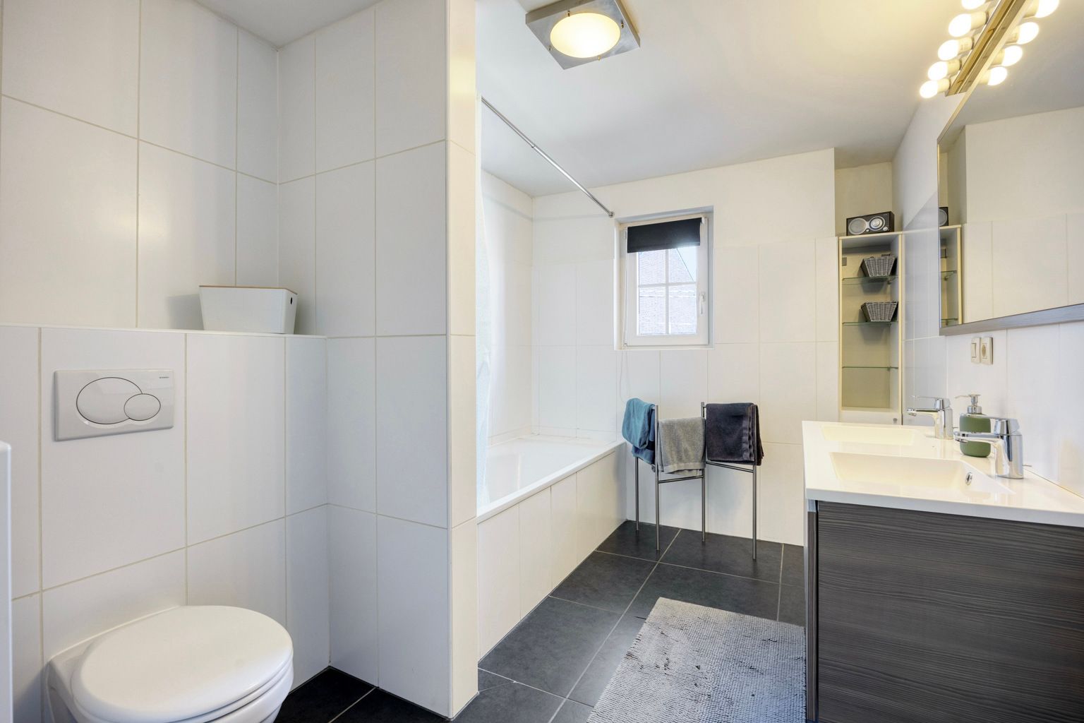  Instapklare recente woning met tuintje en carport foto 17