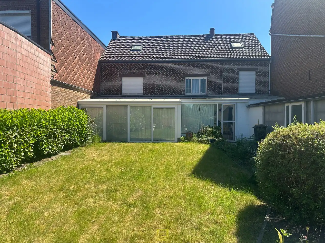 Woning met grote tuin en garage foto 3