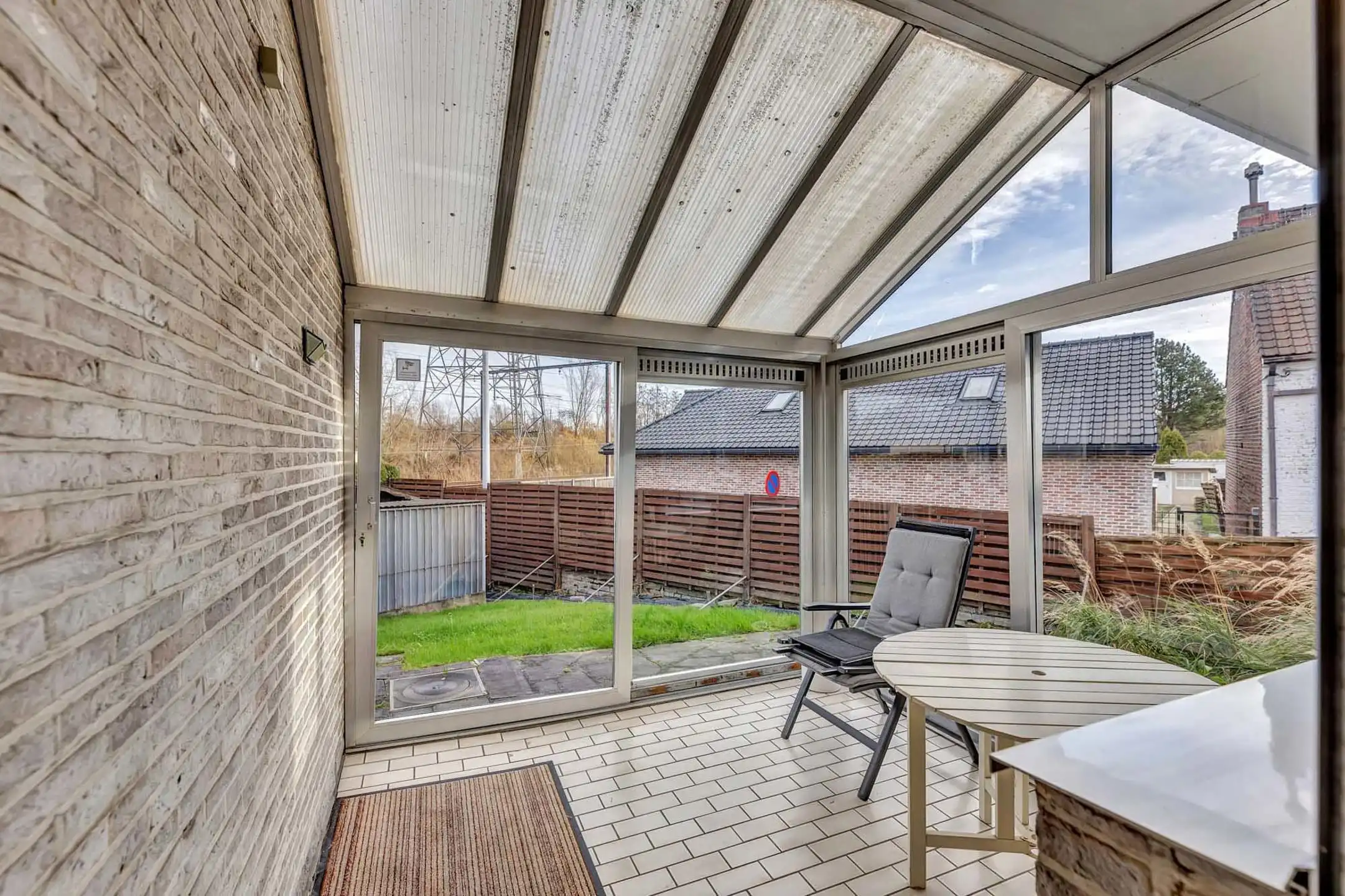 Bungalow met garage en tuintje op strategische ligging foto 10