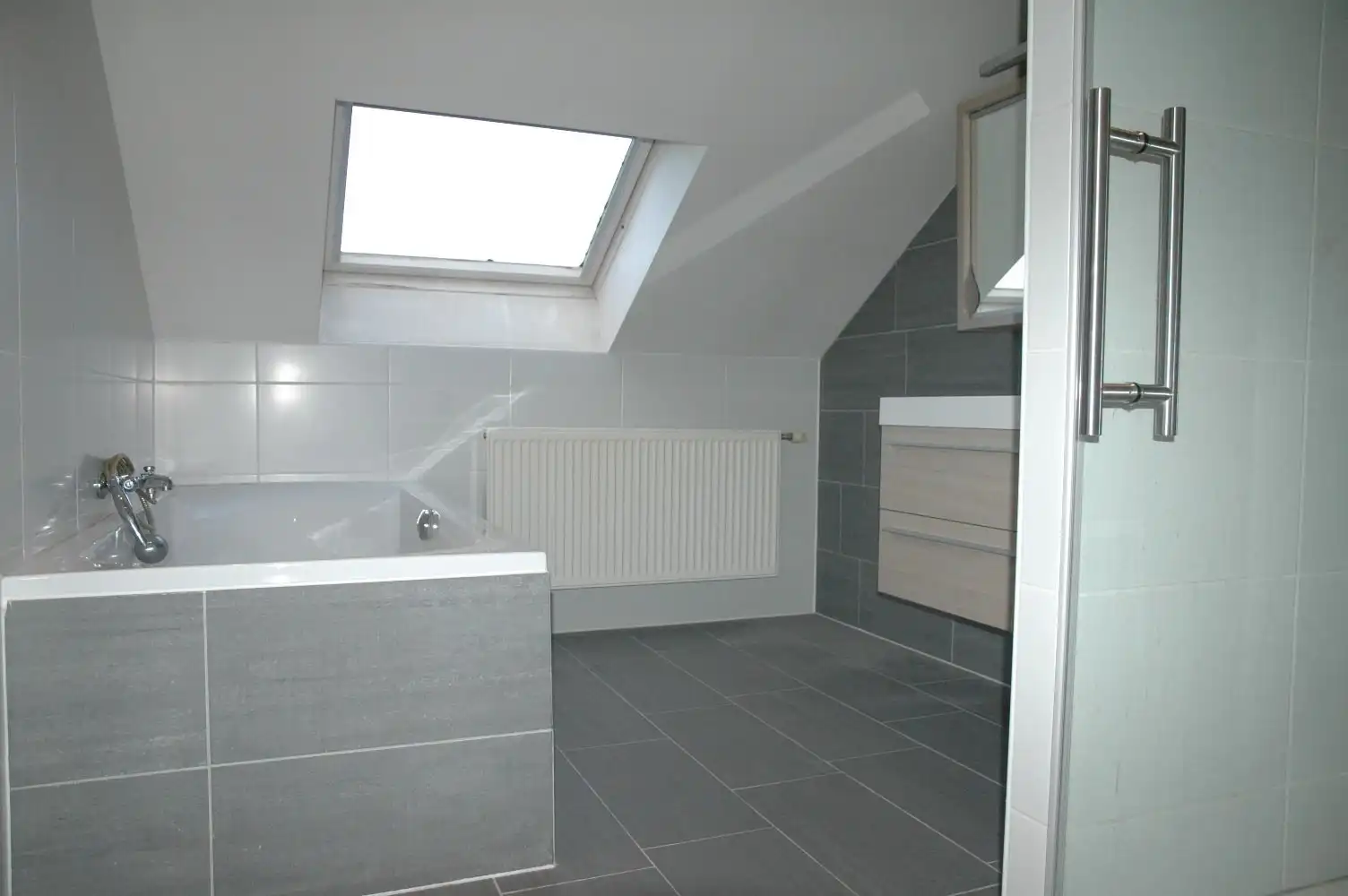 Degelijke gezinswoning met achterliggende loods/garage. foto 6