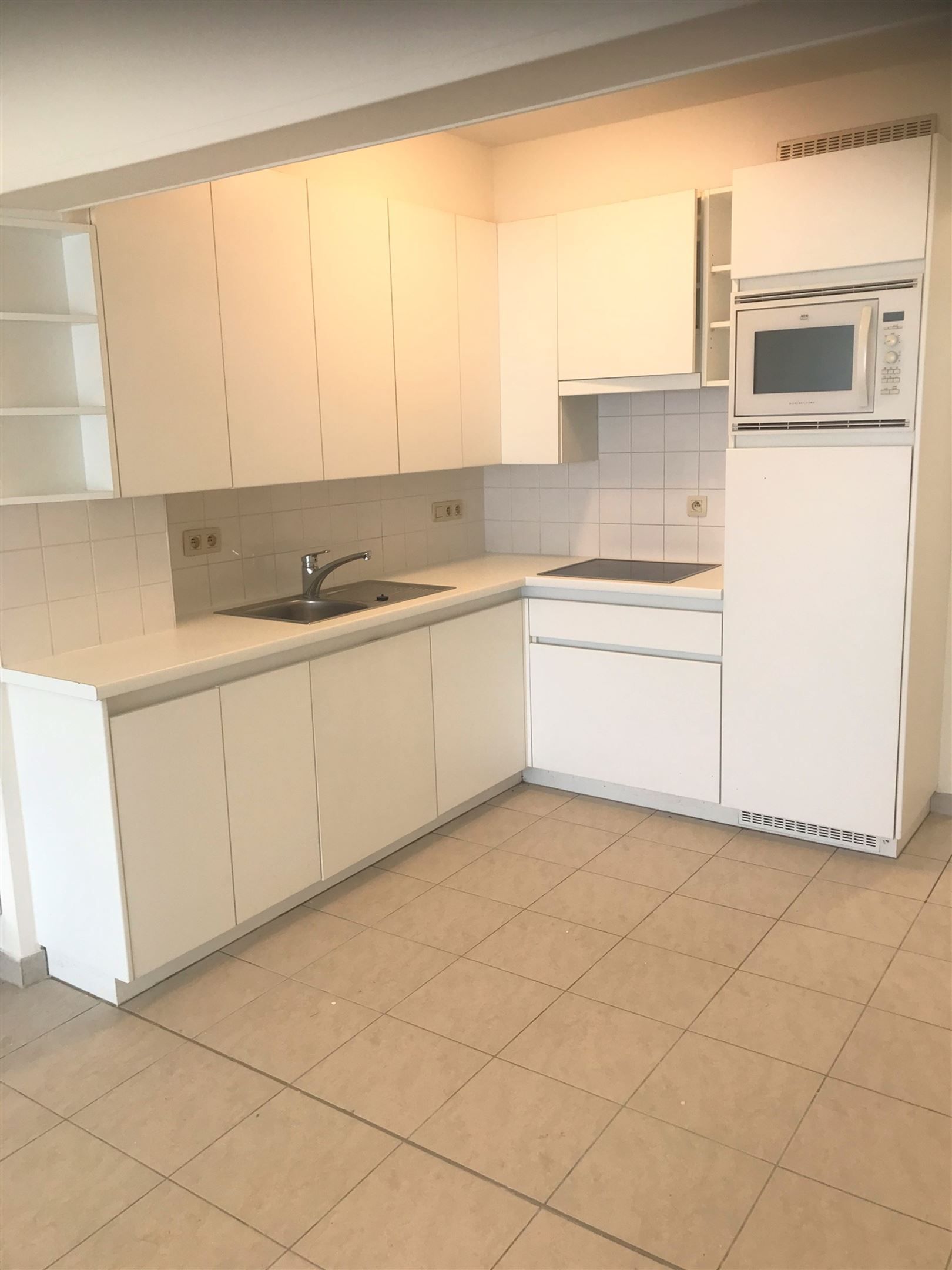 Ongemeubeld appartement met zeezicht foto 3