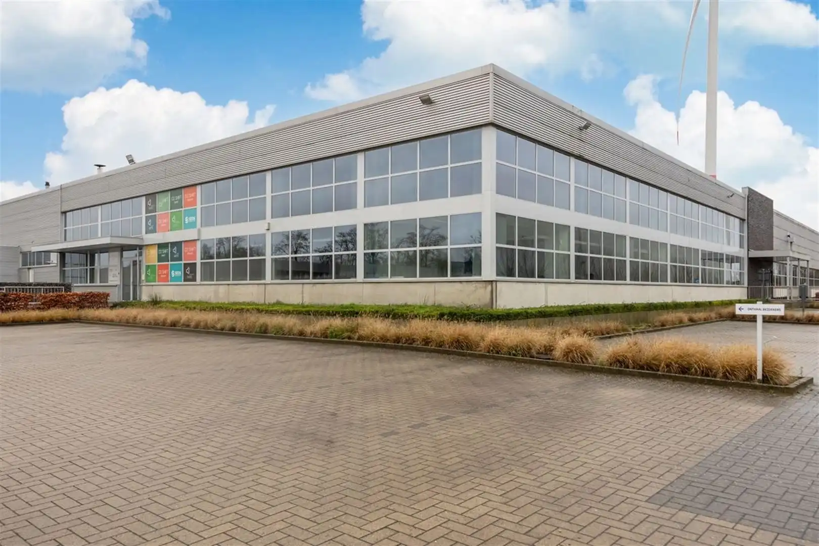 Kantoorgebouw foto {{pictureIndex}}