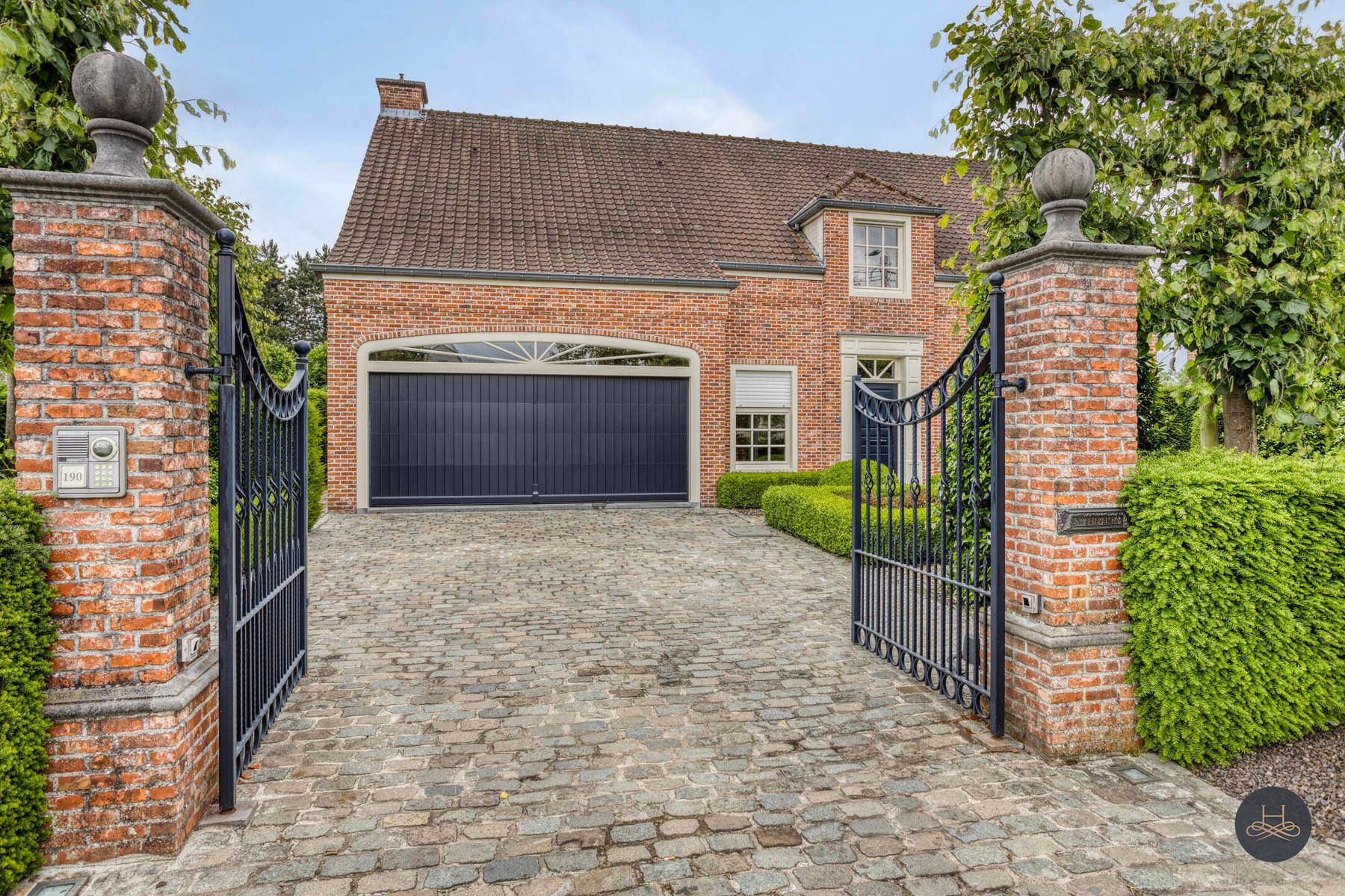 Stijlvolle woning met zorgvuldig aangelegde tuin foto 3